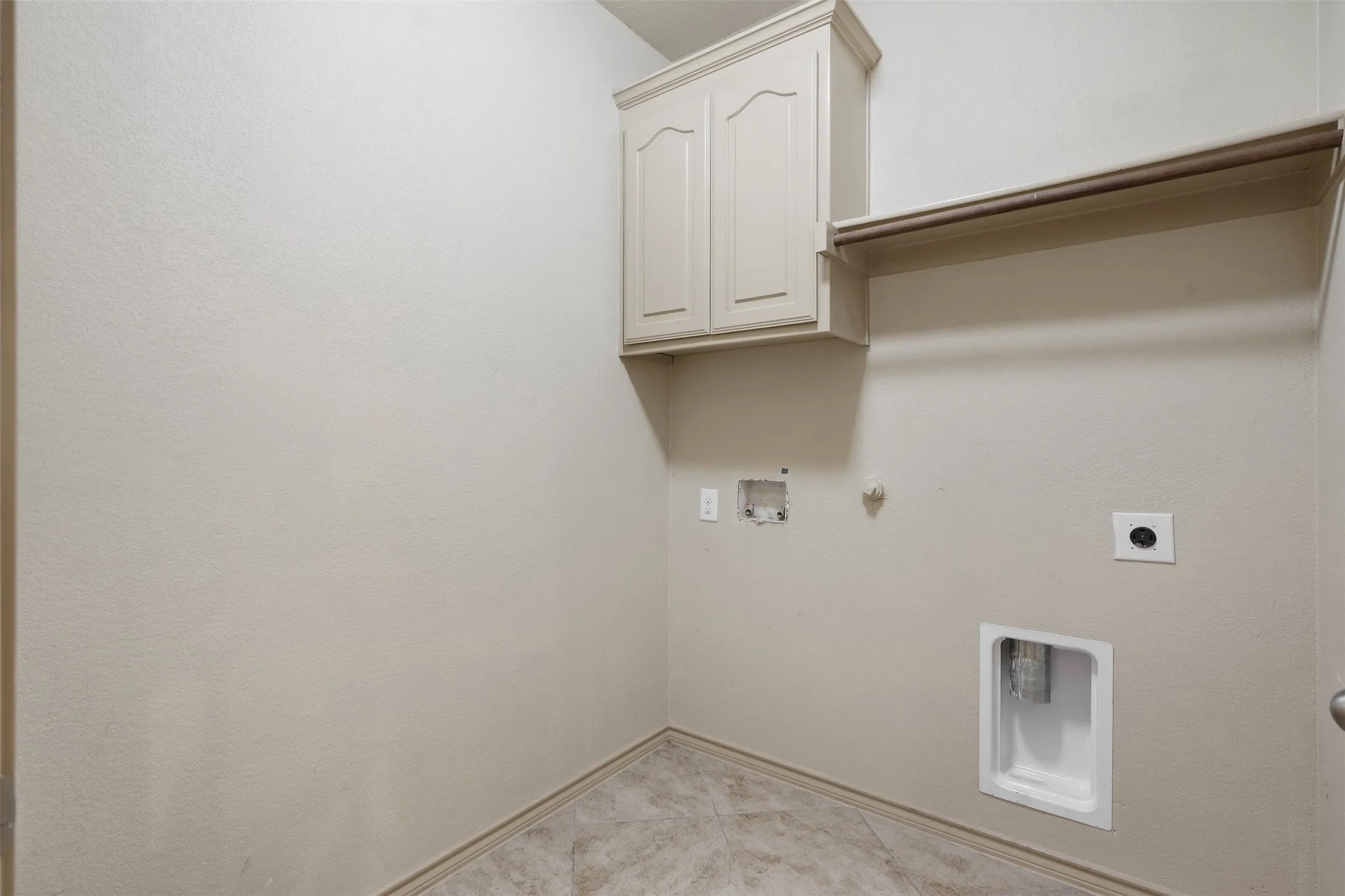 Single Family Residence For Rent in Tarrant County , 8 Mapleridge Drive, Edgecliff Village, Texas 76134, 4 Bedroom, 3 Bathroom, 2 Garage spaces, 2,905 Sqft, built in 2016, mls#21395404, Real Estate Agent in Edgecliff Village, Homes For Rent in Tarrant county, Homes For Rent in Edgecliff Village, Realtor in Edgecliff Village Texas, Real Estate Brokerage Independent Realty Texas, Luminita Cordes Realtor