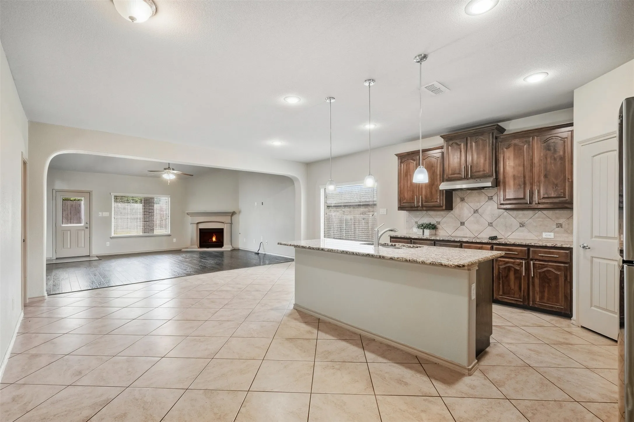 Single Family Residence For Rent in Tarrant County , 8 Mapleridge Drive, Edgecliff Village, Texas 76134, 4 Bedroom, 3 Bathroom, 2 Garage spaces, 2,905 Sqft, built in 2016, mls#21395404, Real Estate Agent in Edgecliff Village, Homes For Rent in Tarrant county, Homes For Rent in Edgecliff Village, Realtor in Edgecliff Village Texas, Real Estate Brokerage Independent Realty Texas, Luminita Cordes Realtor