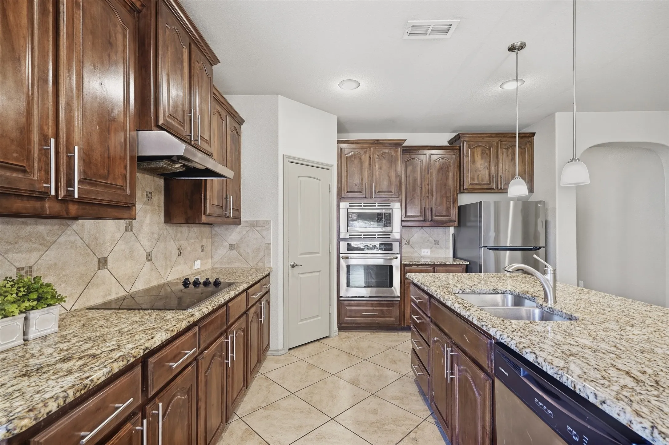 Single Family Residence For Rent in Tarrant County , 8 Mapleridge Drive, Edgecliff Village, Texas 76134, 4 Bedroom, 3 Bathroom, 2 Garage spaces, 2,905 Sqft, built in 2016, mls#21395404, Real Estate Agent in Edgecliff Village, Homes For Rent in Tarrant county, Homes For Rent in Edgecliff Village, Realtor in Edgecliff Village Texas, Real Estate Brokerage Independent Realty Texas, Luminita Cordes Realtor