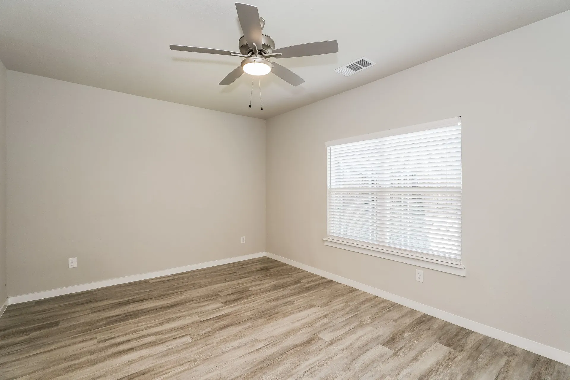 Single Family Residence For Rent in Denton County , 615 Sophia Way, Lewisville, Texas 75057, 4 Bedroom, 3 Bathroom, 2 Garage spaces, 2,056 Sqft, built in 2022, mls#21395439, Real Estate Agent in Lewisville, Homes For Rent in Denton county, Homes For Rent in Lewisville, Realtor in Lewisville Texas, Real Estate Brokerage Independent Realty Texas, Luminita Cordes Realtor