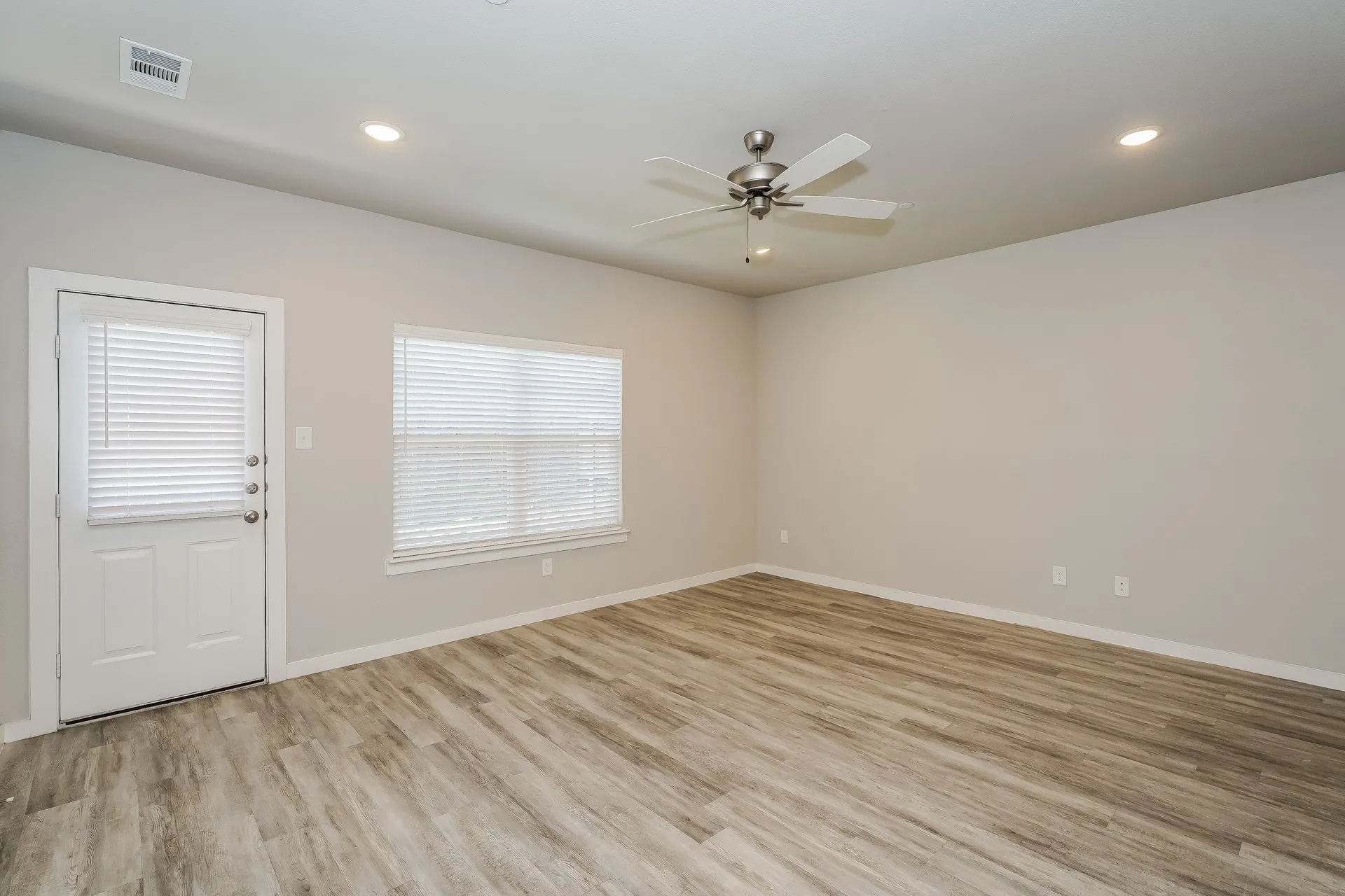 Single Family Residence For Rent in Denton County , 615 Sophia Way, Lewisville, Texas 75057, 4 Bedroom, 3 Bathroom, 2 Garage spaces, 2,056 Sqft, built in 2022, mls#21395439, Real Estate Agent in Lewisville, Homes For Rent in Denton county, Homes For Rent in Lewisville, Realtor in Lewisville Texas, Real Estate Brokerage Independent Realty Texas, Luminita Cordes Realtor