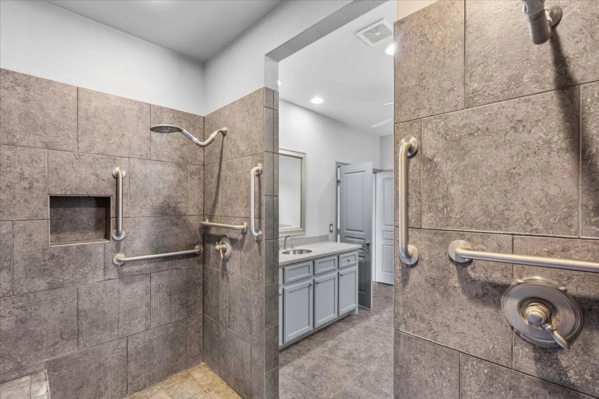 Single Family Residence For Sale in Henderson County , 239 Lakewood Road, Trinidad, Texas 75163, 3 Bedroom, 2 Bathroom, 2 Garage spaces, 2,268 Sqft, built in 2012, mls#21394932, Real Estate Agent in Trinidad, Homes For Sale in Henderson county, Homes For Sale in Trinidad, Realtor in Trinidad Texas, Real Estate Brokerage Independent Realty Texas, Luminita Cordes Realtor