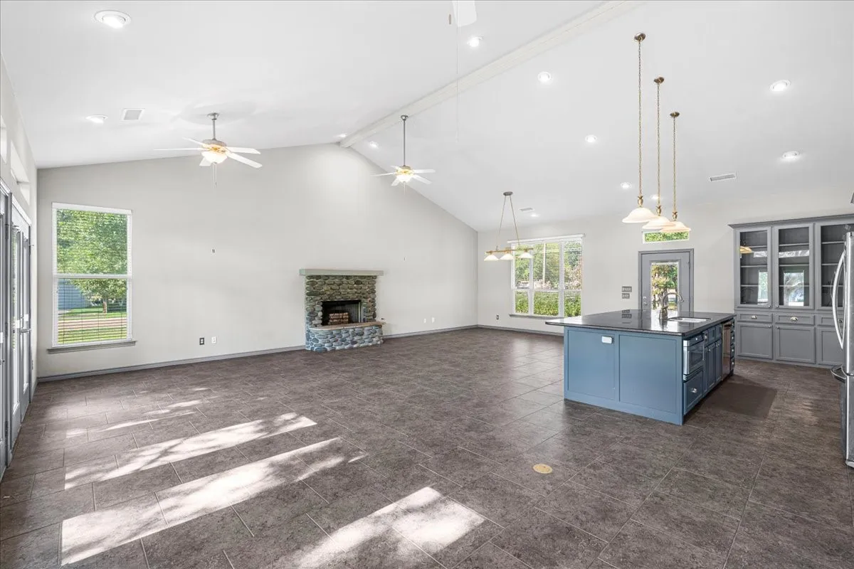 Single Family Residence For Sale in Henderson County , 239 Lakewood Road, Trinidad, Texas 75163, 3 Bedroom, 2 Bathroom, 2 Garage spaces, 2,268 Sqft, built in 2012, mls#21394932, Real Estate Agent in Trinidad, Homes For Sale in Henderson county, Homes For Sale in Trinidad, Realtor in Trinidad Texas, Real Estate Brokerage Independent Realty Texas, Luminita Cordes Realtor