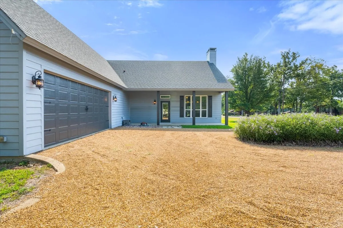 Single Family Residence For Sale in Henderson County , 239 Lakewood Road, Trinidad, Texas 75163, 3 Bedroom, 2 Bathroom, 2 Garage spaces, 2,268 Sqft, built in 2012, mls#21394932, Real Estate Agent in Trinidad, Homes For Sale in Henderson county, Homes For Sale in Trinidad, Realtor in Trinidad Texas, Real Estate Brokerage Independent Realty Texas, Luminita Cordes Realtor