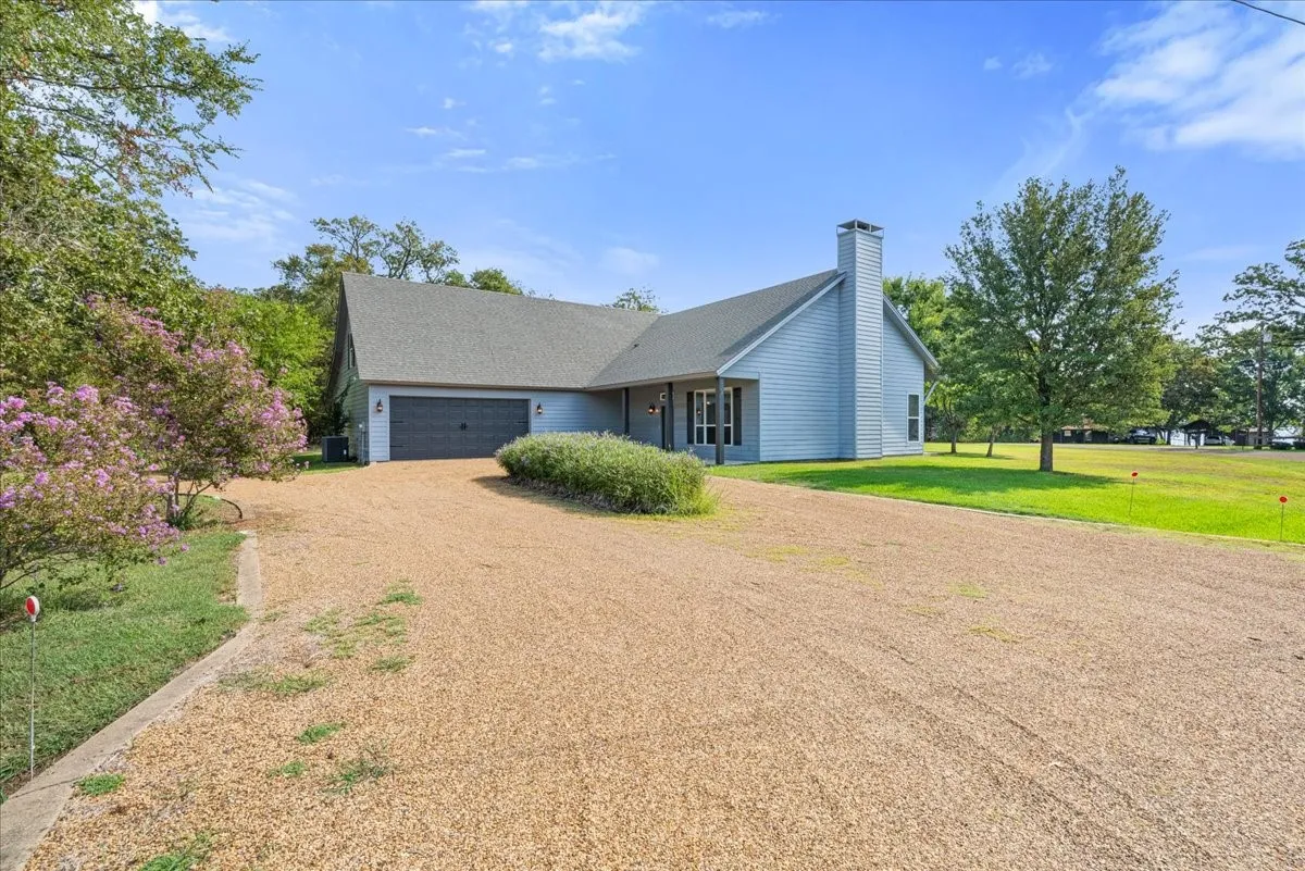 Single Family Residence For Sale in Henderson County , 239 Lakewood Road, Trinidad, Texas 75163, 3 Bedroom, 2 Bathroom, 2 Garage spaces, 2,268 Sqft, built in 2012, mls#21394932, Real Estate Agent in Trinidad, Homes For Sale in Henderson county, Homes For Sale in Trinidad, Realtor in Trinidad Texas, Real Estate Brokerage Independent Realty Texas, Luminita Cordes Realtor