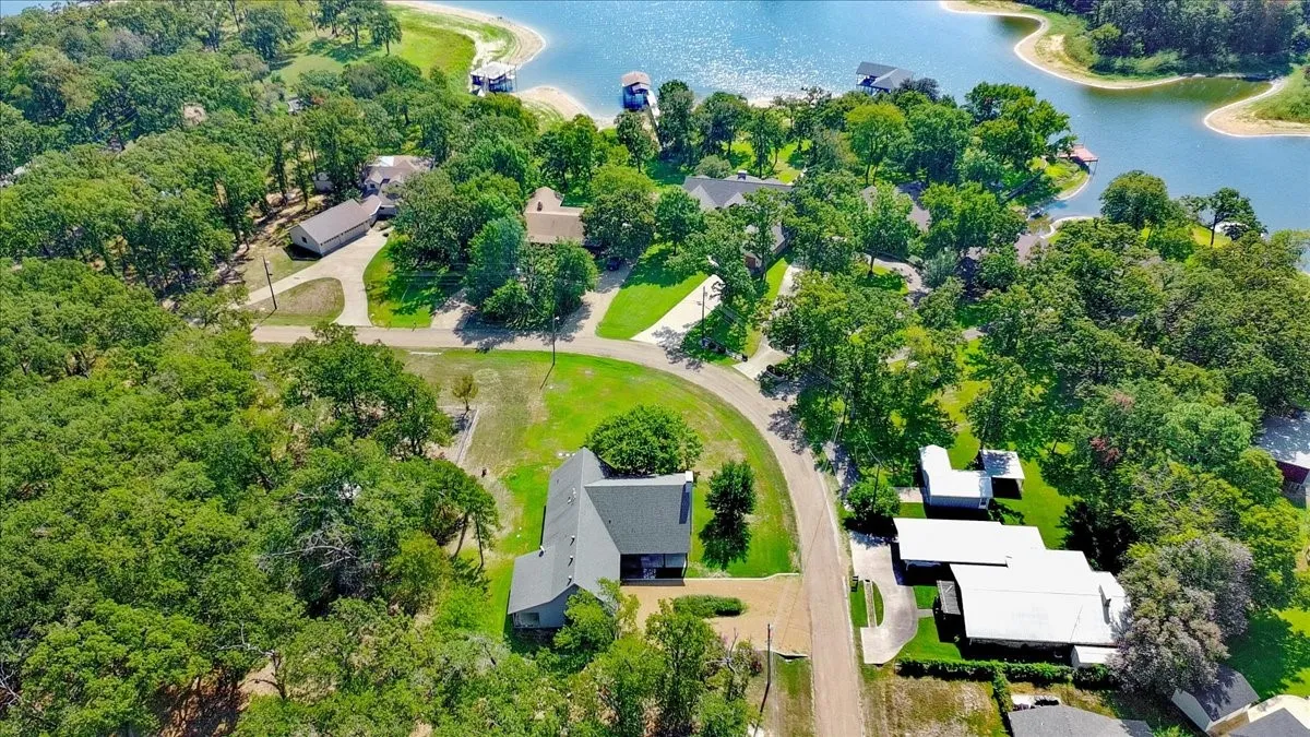 Single Family Residence For Sale in Henderson County , 239 Lakewood Road, Trinidad, Texas 75163, 3 Bedroom, 2 Bathroom, 2 Garage spaces, 2,268 Sqft, built in 2012, mls#21394932, Real Estate Agent in Trinidad, Homes For Sale in Henderson county, Homes For Sale in Trinidad, Realtor in Trinidad Texas, Real Estate Brokerage Independent Realty Texas, Luminita Cordes Realtor