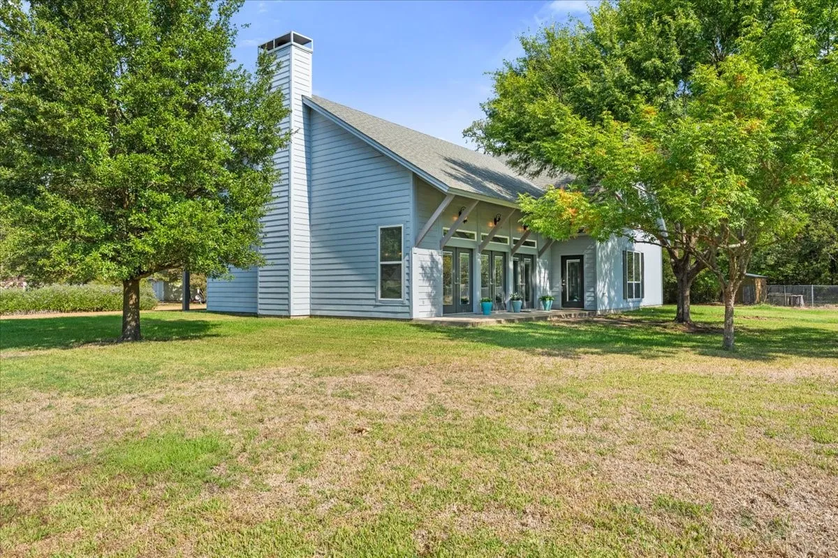 Single Family Residence For Sale in Henderson County , 239 Lakewood Road, Trinidad, Texas 75163, 3 Bedroom, 2 Bathroom, 2 Garage spaces, 2,268 Sqft, built in 2012, mls#21394932, Real Estate Agent in Trinidad, Homes For Sale in Henderson county, Homes For Sale in Trinidad, Realtor in Trinidad Texas, Real Estate Brokerage Independent Realty Texas, Luminita Cordes Realtor