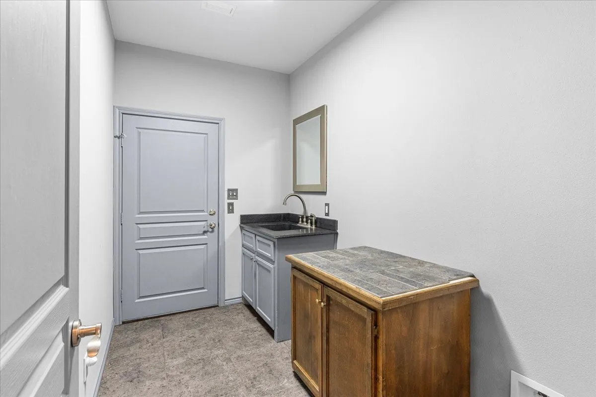 Single Family Residence For Sale in Henderson County , 239 Lakewood Road, Trinidad, Texas 75163, 3 Bedroom, 2 Bathroom, 2 Garage spaces, 2,268 Sqft, built in 2012, mls#21394932, Real Estate Agent in Trinidad, Homes For Sale in Henderson county, Homes For Sale in Trinidad, Realtor in Trinidad Texas, Real Estate Brokerage Independent Realty Texas, Luminita Cordes Realtor