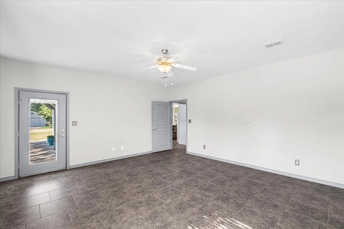 Single Family Residence For Sale in Henderson County , 239 Lakewood Road, Trinidad, Texas 75163, 3 Bedroom, 2 Bathroom, 2 Garage spaces, 2,268 Sqft, built in 2012, mls#21394932, Real Estate Agent in Trinidad, Homes For Sale in Henderson county, Homes For Sale in Trinidad, Realtor in Trinidad Texas, Real Estate Brokerage Independent Realty Texas, Luminita Cordes Realtor