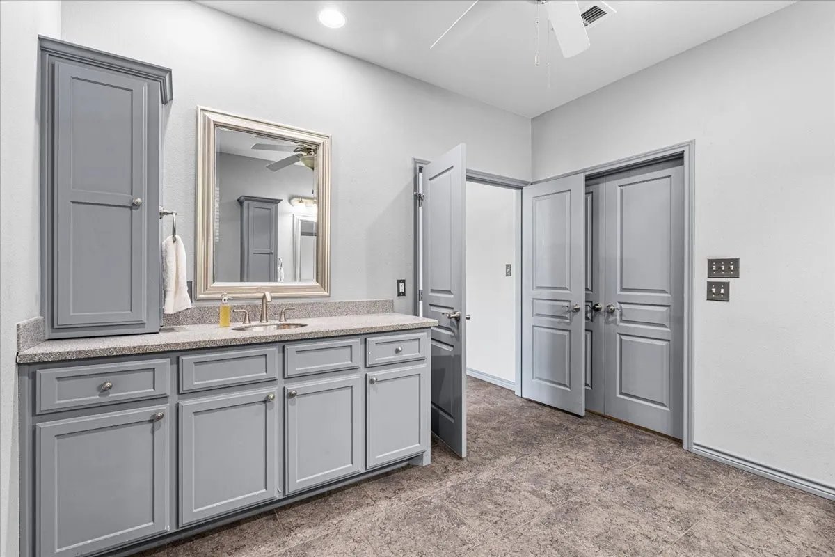 Single Family Residence For Sale in Henderson County , 239 Lakewood Road, Trinidad, Texas 75163, 3 Bedroom, 2 Bathroom, 2 Garage spaces, 2,268 Sqft, built in 2012, mls#21394932, Real Estate Agent in Trinidad, Homes For Sale in Henderson county, Homes For Sale in Trinidad, Realtor in Trinidad Texas, Real Estate Brokerage Independent Realty Texas, Luminita Cordes Realtor