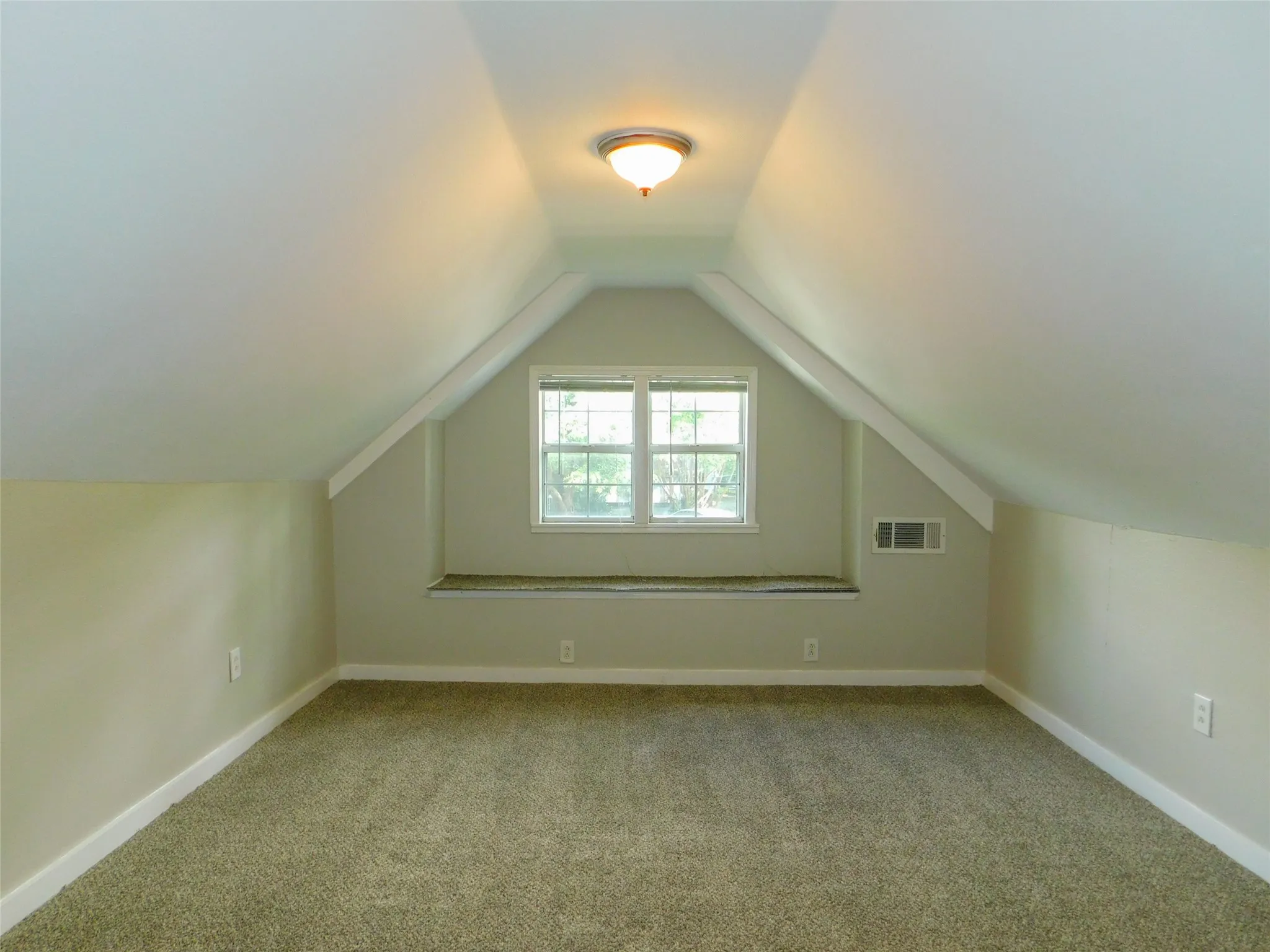 Single Family Residence For Rent in Denton County , 315 W Congress Street, Denton, Texas 76201, 3 Bedroom, 2 Bathroom, Garage spaces, 1,478 Sqft, built in 1963, mls#21395367, Real Estate Agent in Denton, Homes For Rent in Denton county, Homes For Rent in Denton, Realtor in Denton Texas, Real Estate Brokerage Independent Realty Texas, Luminita Cordes Realtor