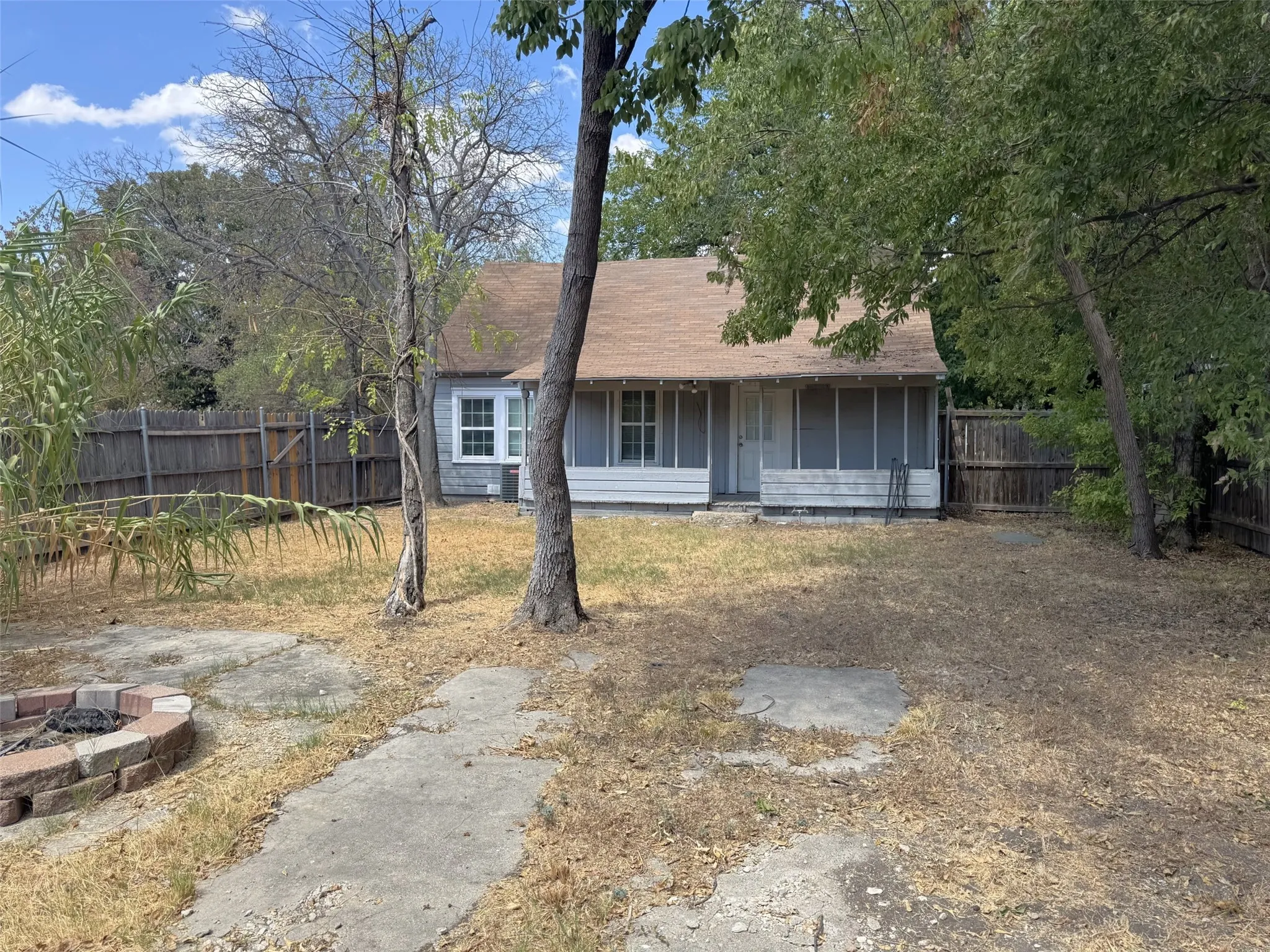 Single Family Residence For Rent in Denton County , 315 W Congress Street, Denton, Texas 76201, 3 Bedroom, 2 Bathroom, Garage spaces, 1,478 Sqft, built in 1963, mls#21395367, Real Estate Agent in Denton, Homes For Rent in Denton county, Homes For Rent in Denton, Realtor in Denton Texas, Real Estate Brokerage Independent Realty Texas, Luminita Cordes Realtor