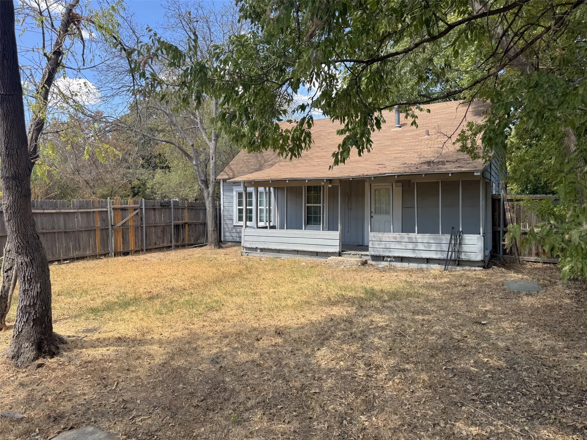 Single Family Residence For Rent in Denton County , 315 W Congress Street, Denton, Texas 76201, 3 Bedroom, 2 Bathroom, Garage spaces, 1,478 Sqft, built in 1963, mls#21395367, Real Estate Agent in Denton, Homes For Rent in Denton county, Homes For Rent in Denton, Realtor in Denton Texas, Real Estate Brokerage Independent Realty Texas, Luminita Cordes Realtor