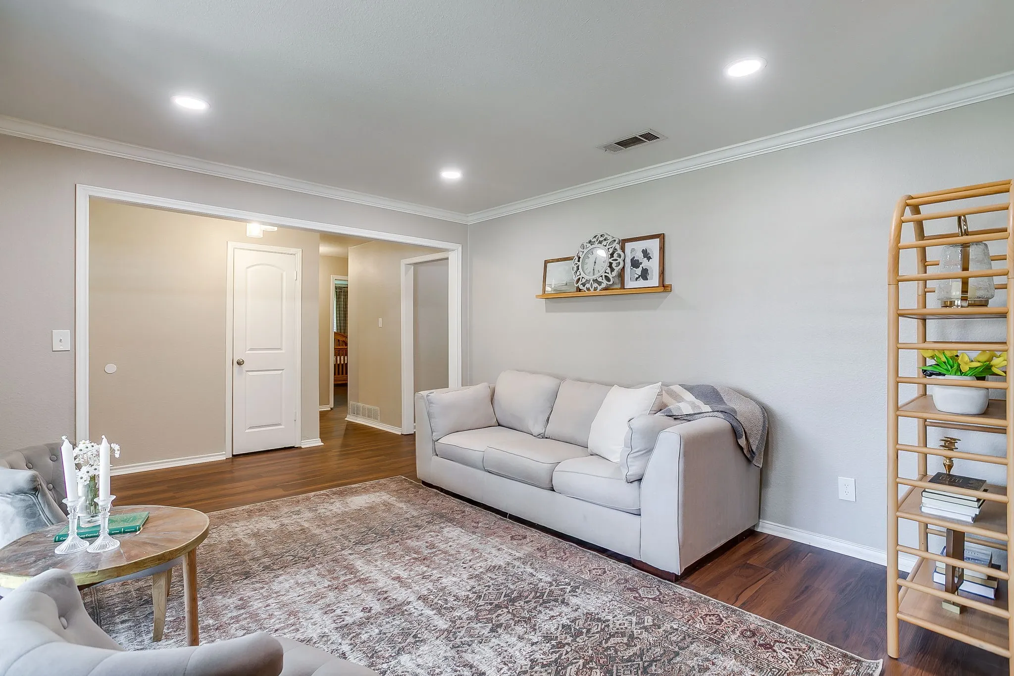 Single Family Residence For Sale in Tarrant County , 3817 Lawndale Avenue, Fort Worth, Texas 76133, 4 Bedroom, 3 Bathroom, 2 Garage spaces, 2,470 Sqft, built in 1969, mls#21395436, Real Estate Agent in Fort Worth, Homes For Sale in Tarrant county, Homes For Sale in Fort Worth, Realtor in Fort Worth Texas, Real Estate Brokerage Independent Realty Texas, Luminita Cordes Realtor