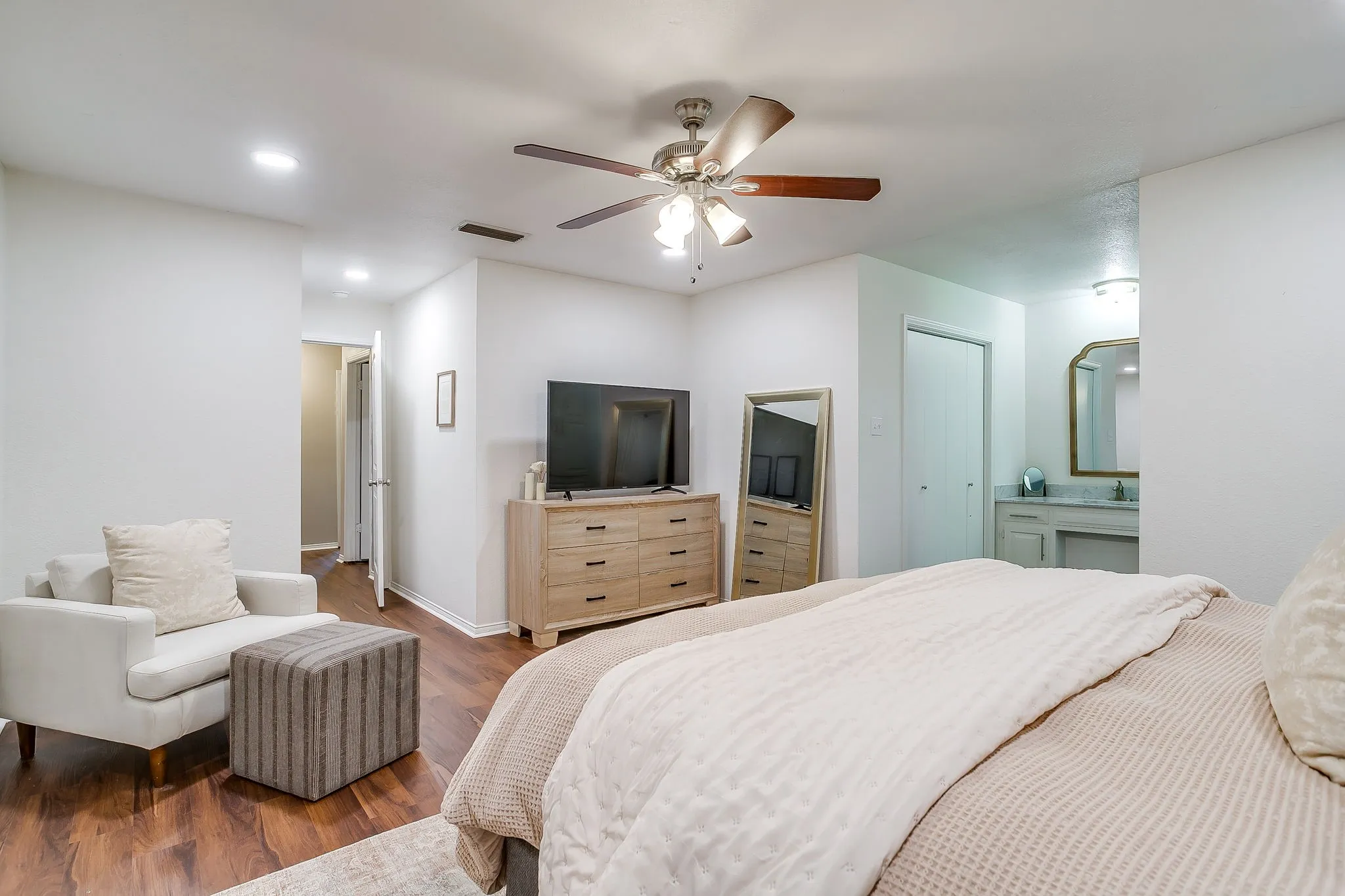 Single Family Residence For Sale in Tarrant County , 3817 Lawndale Avenue, Fort Worth, Texas 76133, 4 Bedroom, 3 Bathroom, 2 Garage spaces, 2,470 Sqft, built in 1969, mls#21395436, Real Estate Agent in Fort Worth, Homes For Sale in Tarrant county, Homes For Sale in Fort Worth, Realtor in Fort Worth Texas, Real Estate Brokerage Independent Realty Texas, Luminita Cordes Realtor