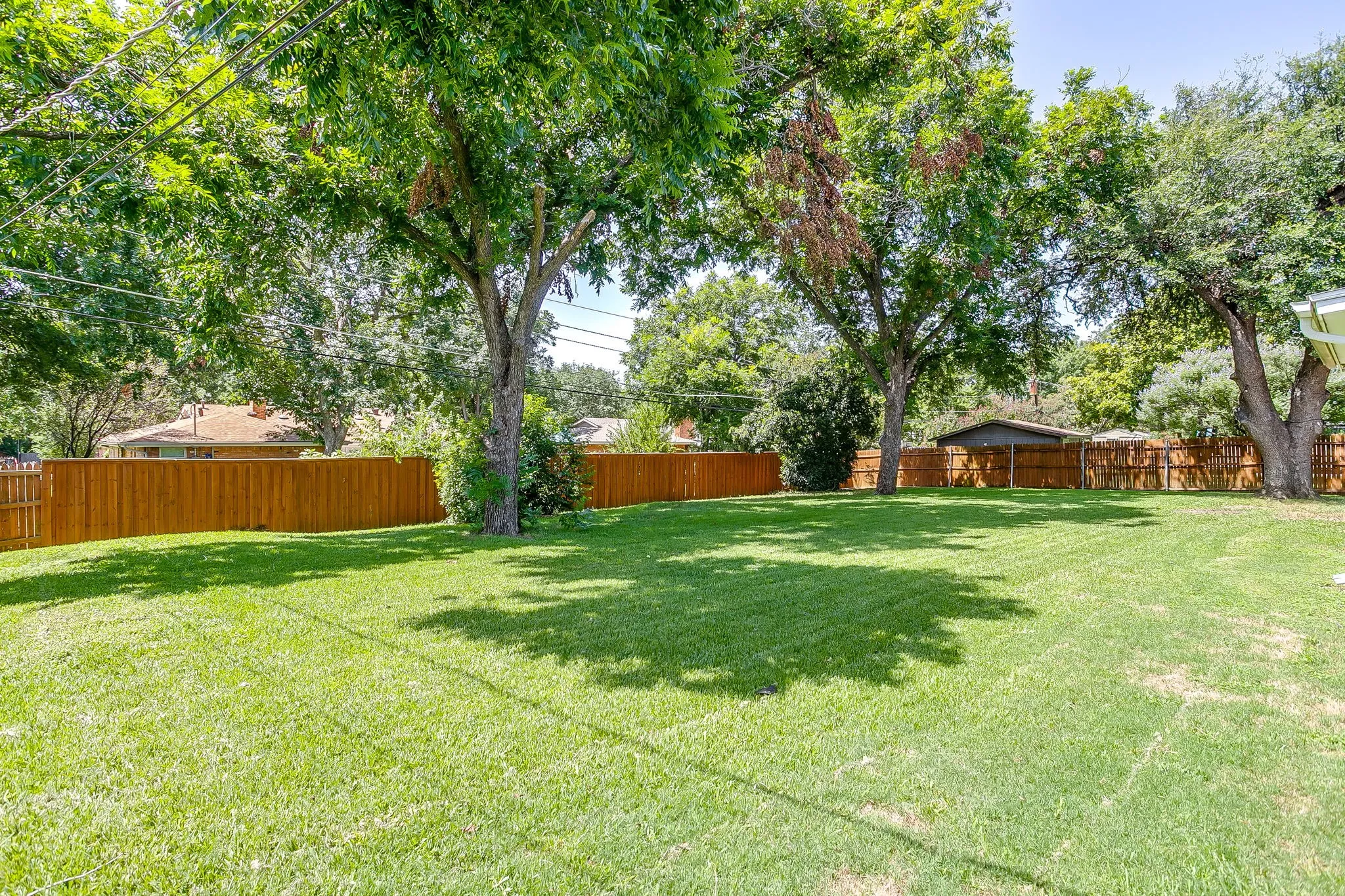 Single Family Residence For Sale in Tarrant County , 3817 Lawndale Avenue, Fort Worth, Texas 76133, 4 Bedroom, 3 Bathroom, 2 Garage spaces, 2,470 Sqft, built in 1969, mls#21395436, Real Estate Agent in Fort Worth, Homes For Sale in Tarrant county, Homes For Sale in Fort Worth, Realtor in Fort Worth Texas, Real Estate Brokerage Independent Realty Texas, Luminita Cordes Realtor
