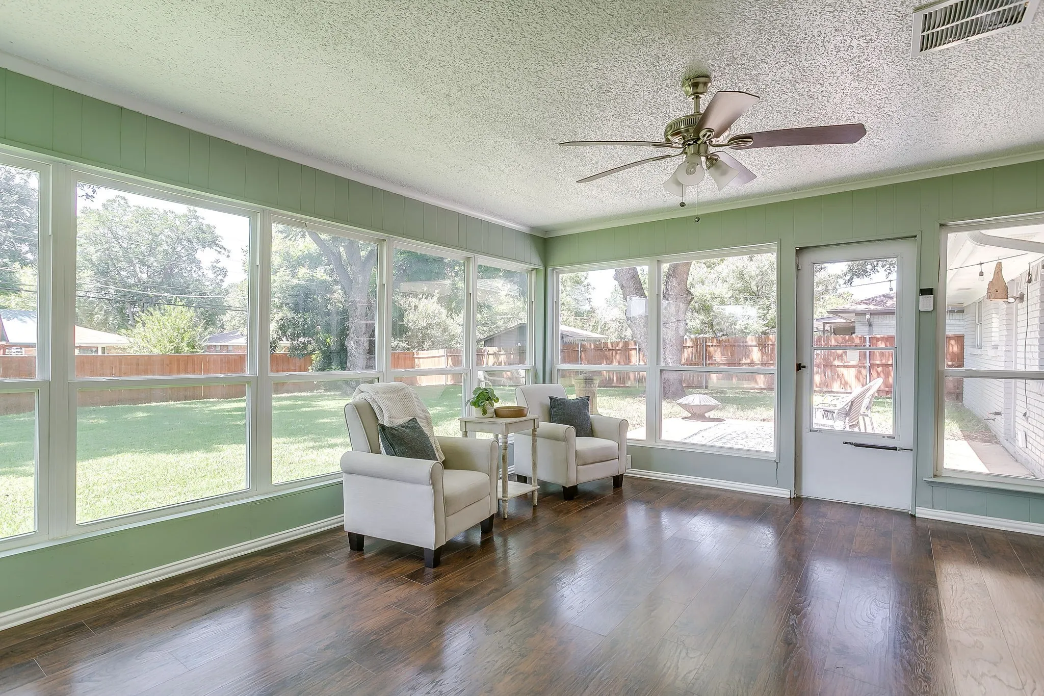 Single Family Residence For Sale in Tarrant County , 3817 Lawndale Avenue, Fort Worth, Texas 76133, 4 Bedroom, 3 Bathroom, 2 Garage spaces, 2,470 Sqft, built in 1969, mls#21395436, Real Estate Agent in Fort Worth, Homes For Sale in Tarrant county, Homes For Sale in Fort Worth, Realtor in Fort Worth Texas, Real Estate Brokerage Independent Realty Texas, Luminita Cordes Realtor