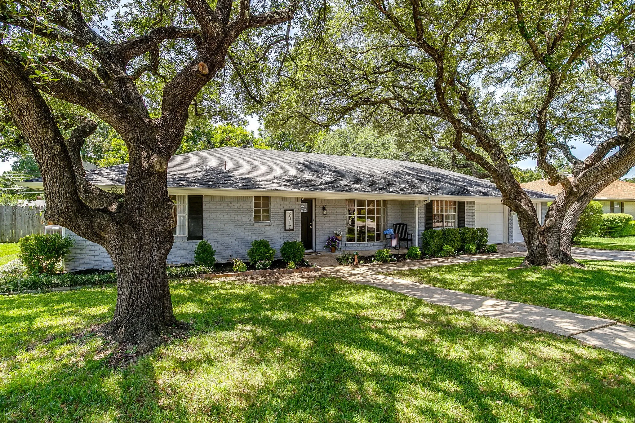 Single Family Residence For Sale in Tarrant County , 3817 Lawndale Avenue, Fort Worth, Texas 76133, 4 Bedroom, 3 Bathroom, 2 Garage spaces, 2,470 Sqft, built in 1969, mls#21395436, Real Estate Agent in Fort Worth, Homes For Sale in Tarrant county, Homes For Sale in Fort Worth, Realtor in Fort Worth Texas, Real Estate Brokerage Independent Realty Texas, Luminita Cordes Realtor