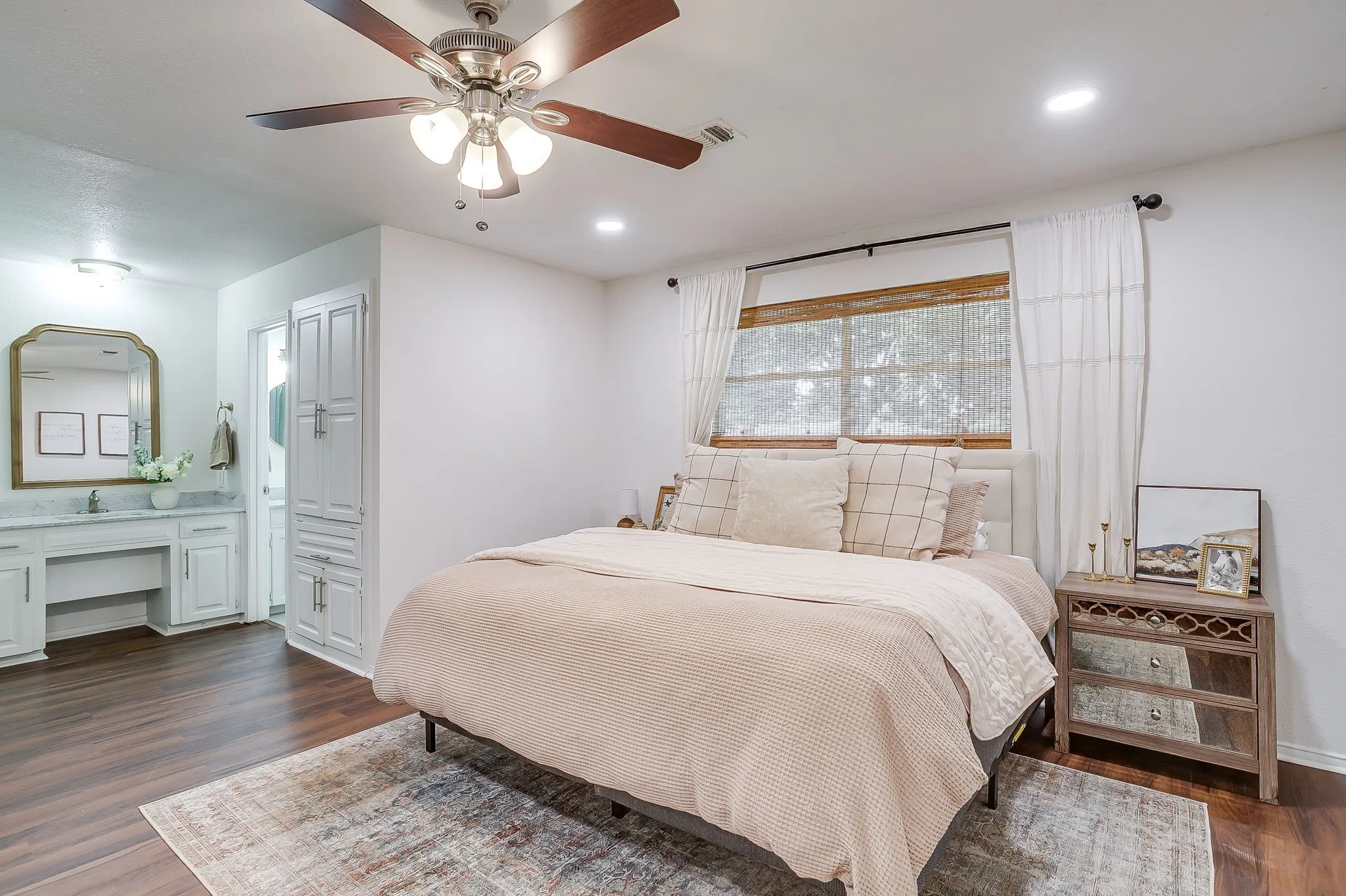 Single Family Residence For Sale in Tarrant County , 3817 Lawndale Avenue, Fort Worth, Texas 76133, 4 Bedroom, 3 Bathroom, 2 Garage spaces, 2,470 Sqft, built in 1969, mls#21395436, Real Estate Agent in Fort Worth, Homes For Sale in Tarrant county, Homes For Sale in Fort Worth, Realtor in Fort Worth Texas, Real Estate Brokerage Independent Realty Texas, Luminita Cordes Realtor