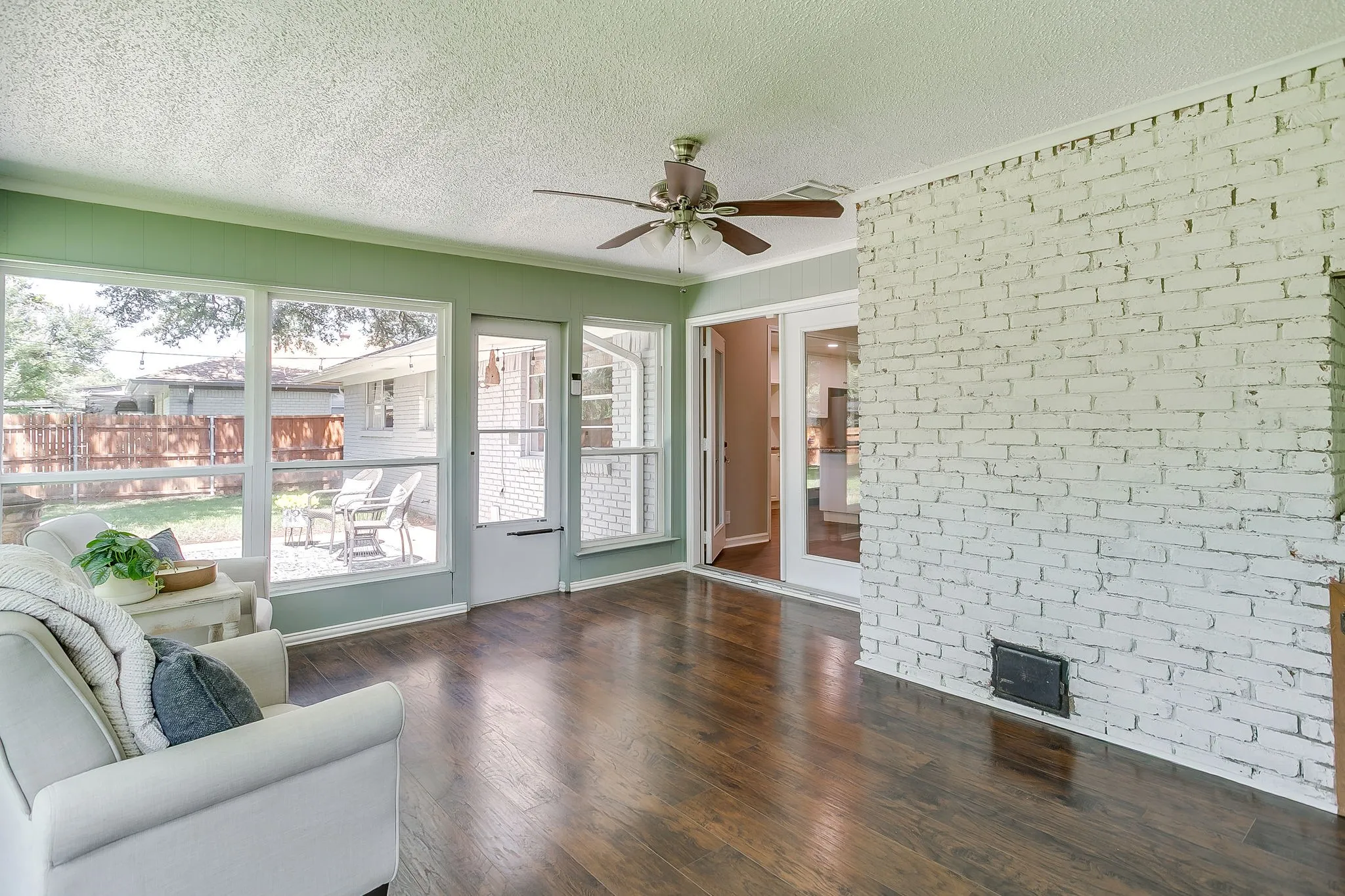 Single Family Residence For Sale in Tarrant County , 3817 Lawndale Avenue, Fort Worth, Texas 76133, 4 Bedroom, 3 Bathroom, 2 Garage spaces, 2,470 Sqft, built in 1969, mls#21395436, Real Estate Agent in Fort Worth, Homes For Sale in Tarrant county, Homes For Sale in Fort Worth, Realtor in Fort Worth Texas, Real Estate Brokerage Independent Realty Texas, Luminita Cordes Realtor