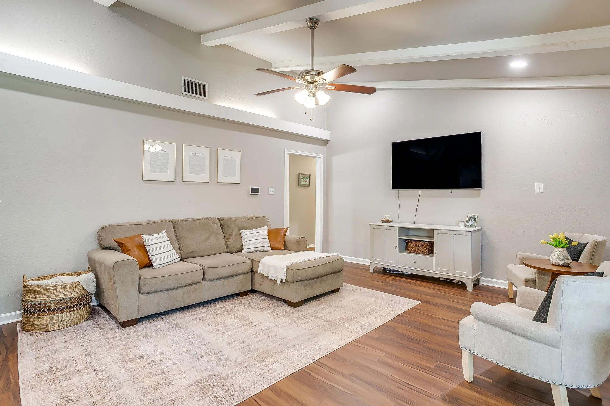 Single Family Residence For Sale in Tarrant County , 3817 Lawndale Avenue, Fort Worth, Texas 76133, 4 Bedroom, 3 Bathroom, 2 Garage spaces, 2,470 Sqft, built in 1969, mls#21395436, Real Estate Agent in Fort Worth, Homes For Sale in Tarrant county, Homes For Sale in Fort Worth, Realtor in Fort Worth Texas, Real Estate Brokerage Independent Realty Texas, Luminita Cordes Realtor