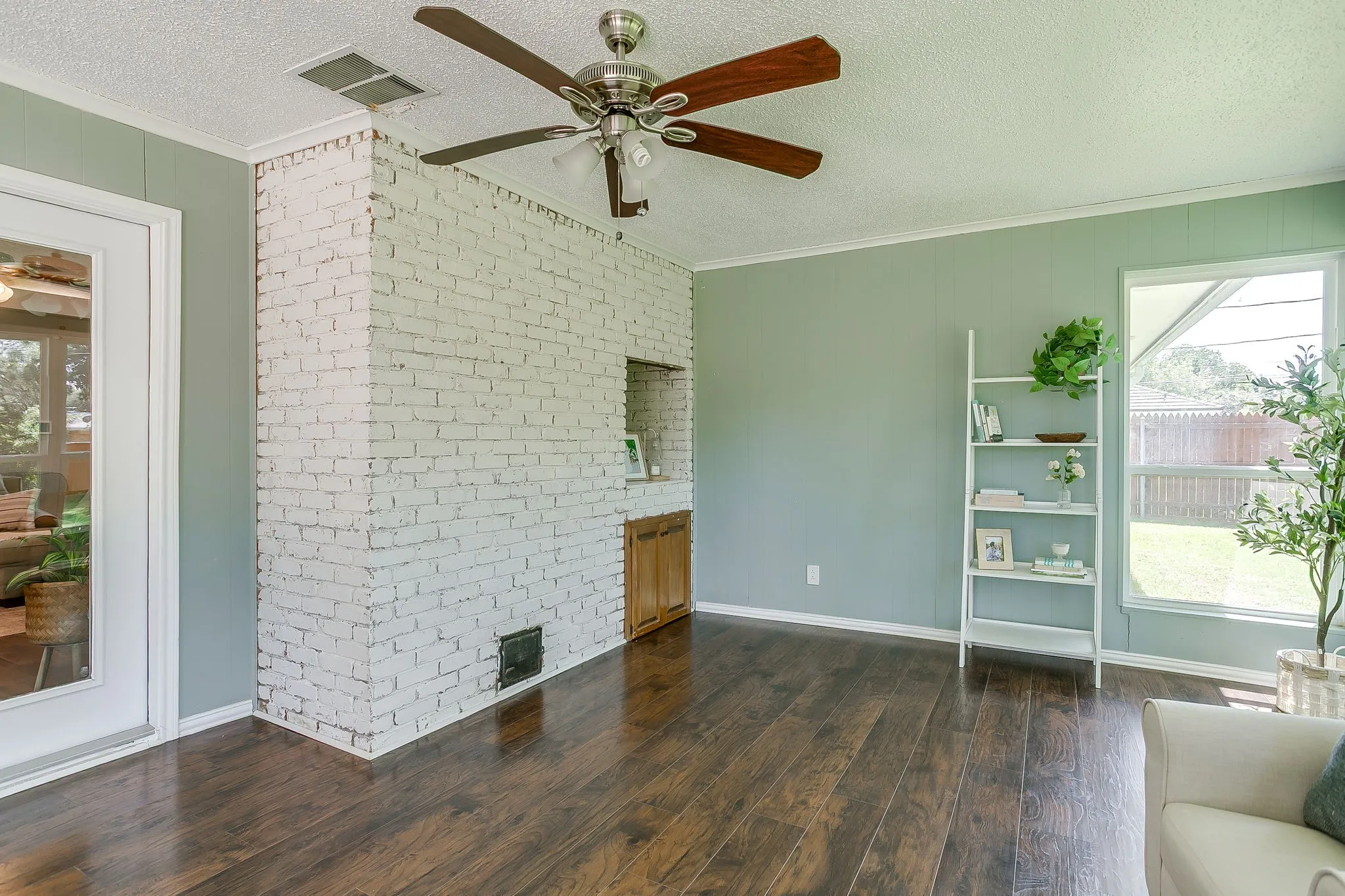 Single Family Residence For Sale in Tarrant County , 3817 Lawndale Avenue, Fort Worth, Texas 76133, 4 Bedroom, 3 Bathroom, 2 Garage spaces, 2,470 Sqft, built in 1969, mls#21395436, Real Estate Agent in Fort Worth, Homes For Sale in Tarrant county, Homes For Sale in Fort Worth, Realtor in Fort Worth Texas, Real Estate Brokerage Independent Realty Texas, Luminita Cordes Realtor