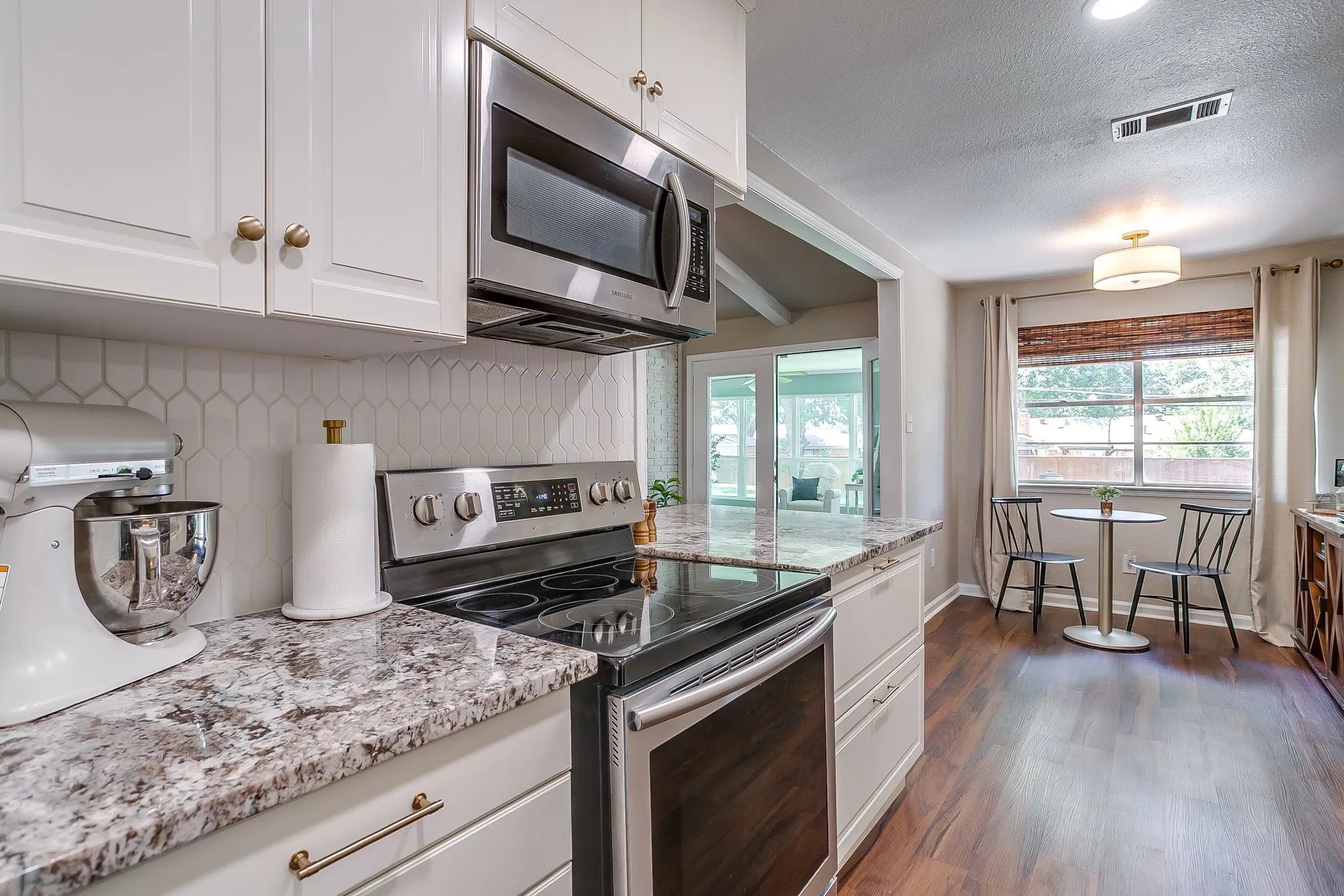 Single Family Residence For Sale in Tarrant County , 3817 Lawndale Avenue, Fort Worth, Texas 76133, 4 Bedroom, 3 Bathroom, 2 Garage spaces, 2,470 Sqft, built in 1969, mls#21395436, Real Estate Agent in Fort Worth, Homes For Sale in Tarrant county, Homes For Sale in Fort Worth, Realtor in Fort Worth Texas, Real Estate Brokerage Independent Realty Texas, Luminita Cordes Realtor