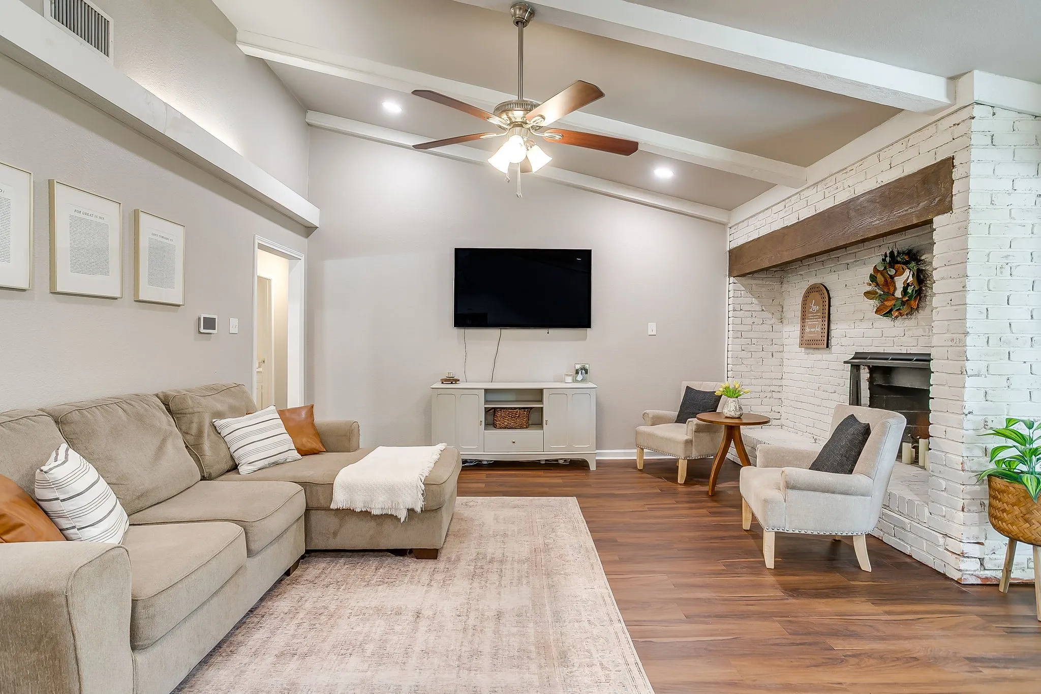 Single Family Residence For Sale in Tarrant County , 3817 Lawndale Avenue, Fort Worth, Texas 76133, 4 Bedroom, 3 Bathroom, 2 Garage spaces, 2,470 Sqft, built in 1969, mls#21395436, Real Estate Agent in Fort Worth, Homes For Sale in Tarrant county, Homes For Sale in Fort Worth, Realtor in Fort Worth Texas, Real Estate Brokerage Independent Realty Texas, Luminita Cordes Realtor