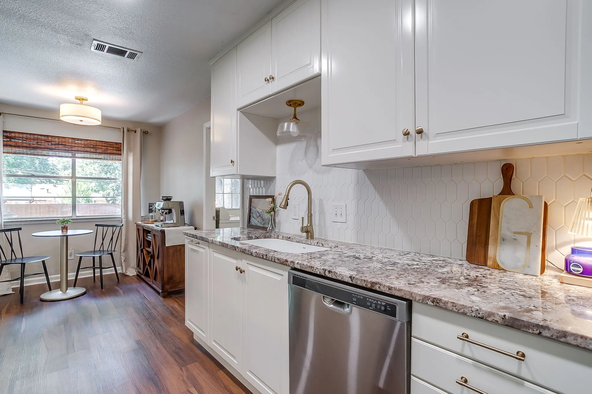 Single Family Residence For Sale in Tarrant County , 3817 Lawndale Avenue, Fort Worth, Texas 76133, 4 Bedroom, 3 Bathroom, 2 Garage spaces, 2,470 Sqft, built in 1969, mls#21395436, Real Estate Agent in Fort Worth, Homes For Sale in Tarrant county, Homes For Sale in Fort Worth, Realtor in Fort Worth Texas, Real Estate Brokerage Independent Realty Texas, Luminita Cordes Realtor