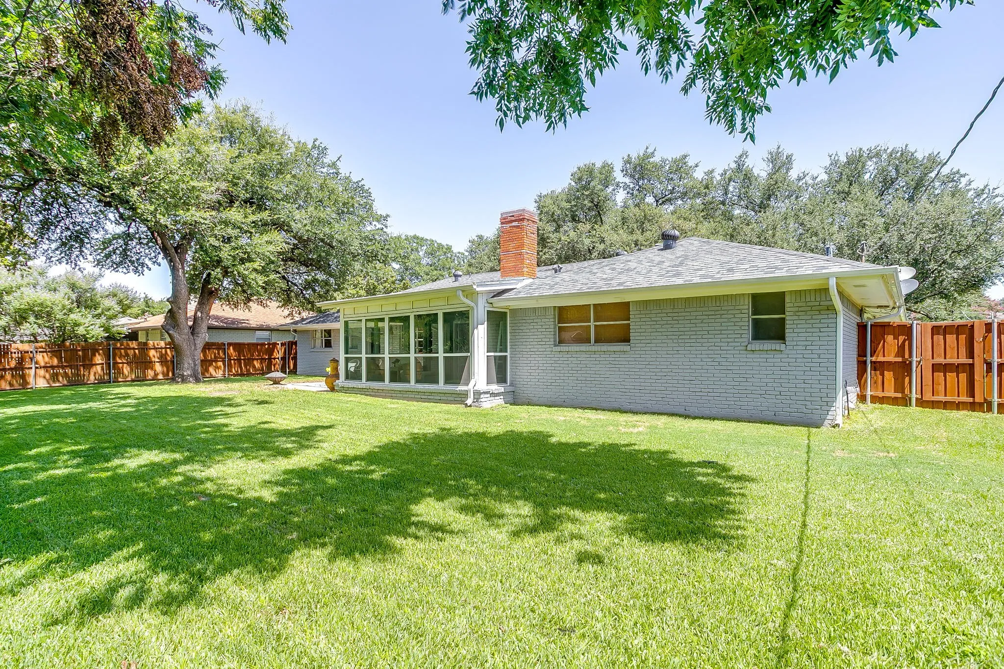 Single Family Residence For Sale in Tarrant County , 3817 Lawndale Avenue, Fort Worth, Texas 76133, 4 Bedroom, 3 Bathroom, 2 Garage spaces, 2,470 Sqft, built in 1969, mls#21395436, Real Estate Agent in Fort Worth, Homes For Sale in Tarrant county, Homes For Sale in Fort Worth, Realtor in Fort Worth Texas, Real Estate Brokerage Independent Realty Texas, Luminita Cordes Realtor