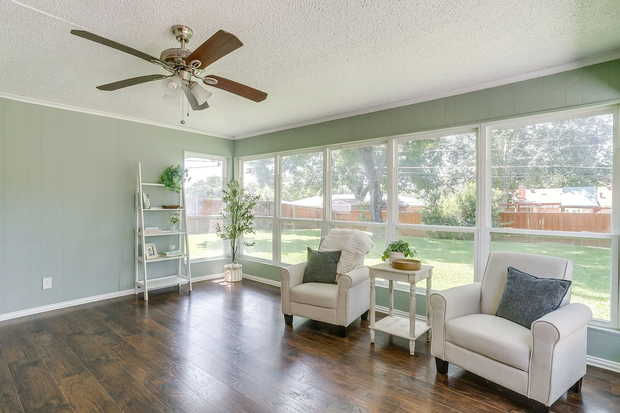 Single Family Residence For Sale in Tarrant County , 3817 Lawndale Avenue, Fort Worth, Texas 76133, 4 Bedroom, 3 Bathroom, 2 Garage spaces, 2,470 Sqft, built in 1969, mls#21395436, Real Estate Agent in Fort Worth, Homes For Sale in Tarrant county, Homes For Sale in Fort Worth, Realtor in Fort Worth Texas, Real Estate Brokerage Independent Realty Texas, Luminita Cordes Realtor