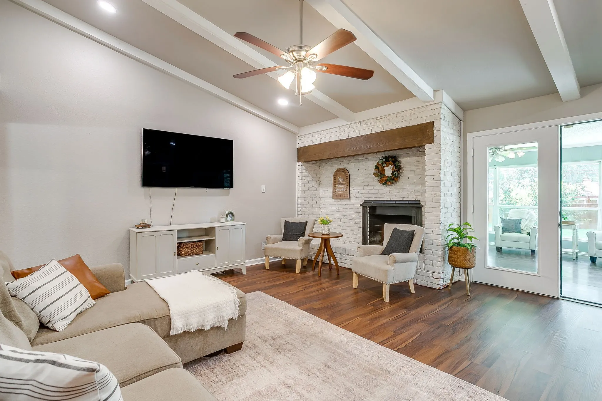 Single Family Residence For Sale in Tarrant County , 3817 Lawndale Avenue, Fort Worth, Texas 76133, 4 Bedroom, 3 Bathroom, 2 Garage spaces, 2,470 Sqft, built in 1969, mls#21395436, Real Estate Agent in Fort Worth, Homes For Sale in Tarrant county, Homes For Sale in Fort Worth, Realtor in Fort Worth Texas, Real Estate Brokerage Independent Realty Texas, Luminita Cordes Realtor