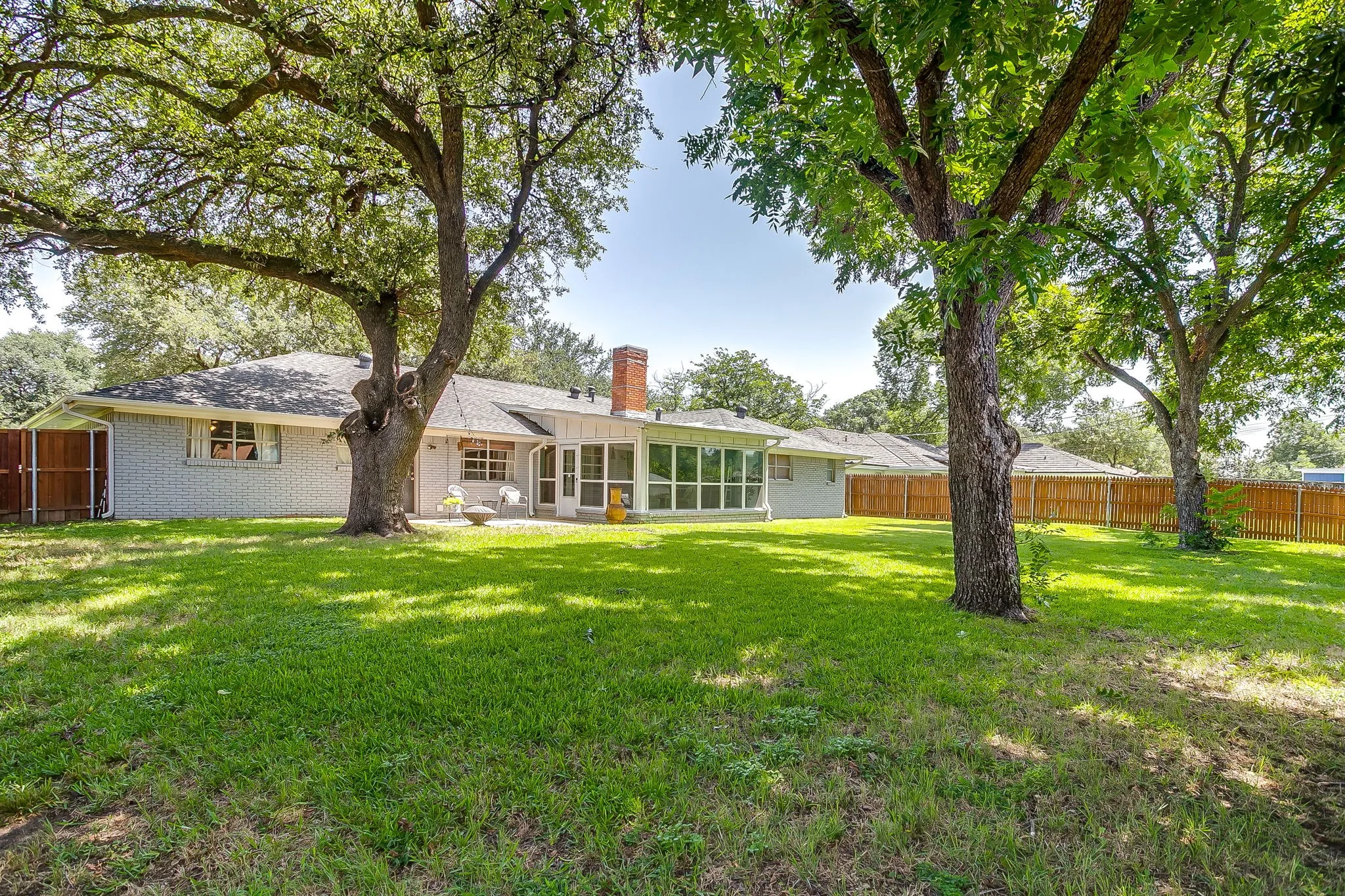 Single Family Residence For Sale in Tarrant County , 3817 Lawndale Avenue, Fort Worth, Texas 76133, 4 Bedroom, 3 Bathroom, 2 Garage spaces, 2,470 Sqft, built in 1969, mls#21395436, Real Estate Agent in Fort Worth, Homes For Sale in Tarrant county, Homes For Sale in Fort Worth, Realtor in Fort Worth Texas, Real Estate Brokerage Independent Realty Texas, Luminita Cordes Realtor