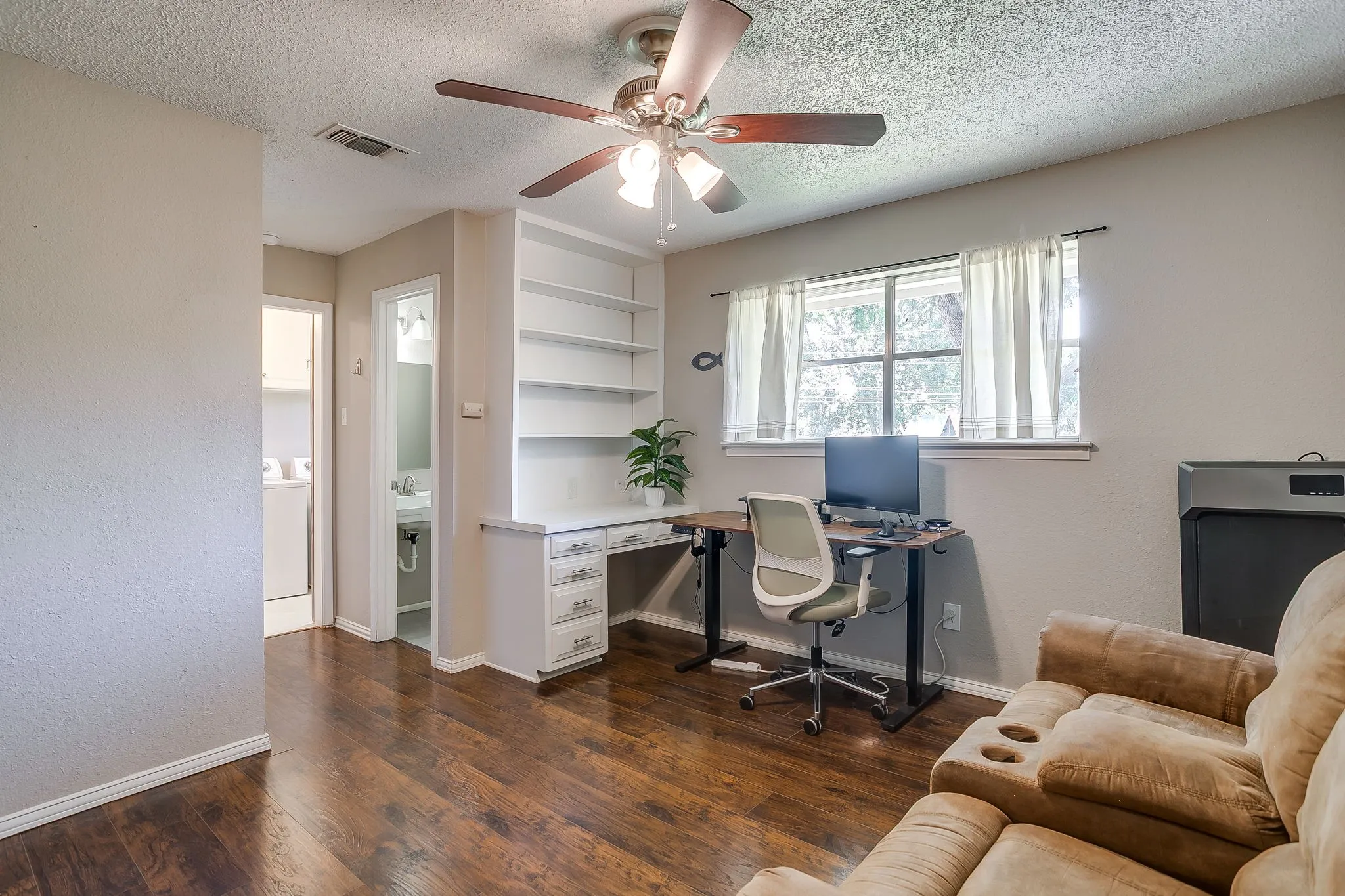 Single Family Residence For Sale in Tarrant County , 3817 Lawndale Avenue, Fort Worth, Texas 76133, 4 Bedroom, 3 Bathroom, 2 Garage spaces, 2,470 Sqft, built in 1969, mls#21395436, Real Estate Agent in Fort Worth, Homes For Sale in Tarrant county, Homes For Sale in Fort Worth, Realtor in Fort Worth Texas, Real Estate Brokerage Independent Realty Texas, Luminita Cordes Realtor