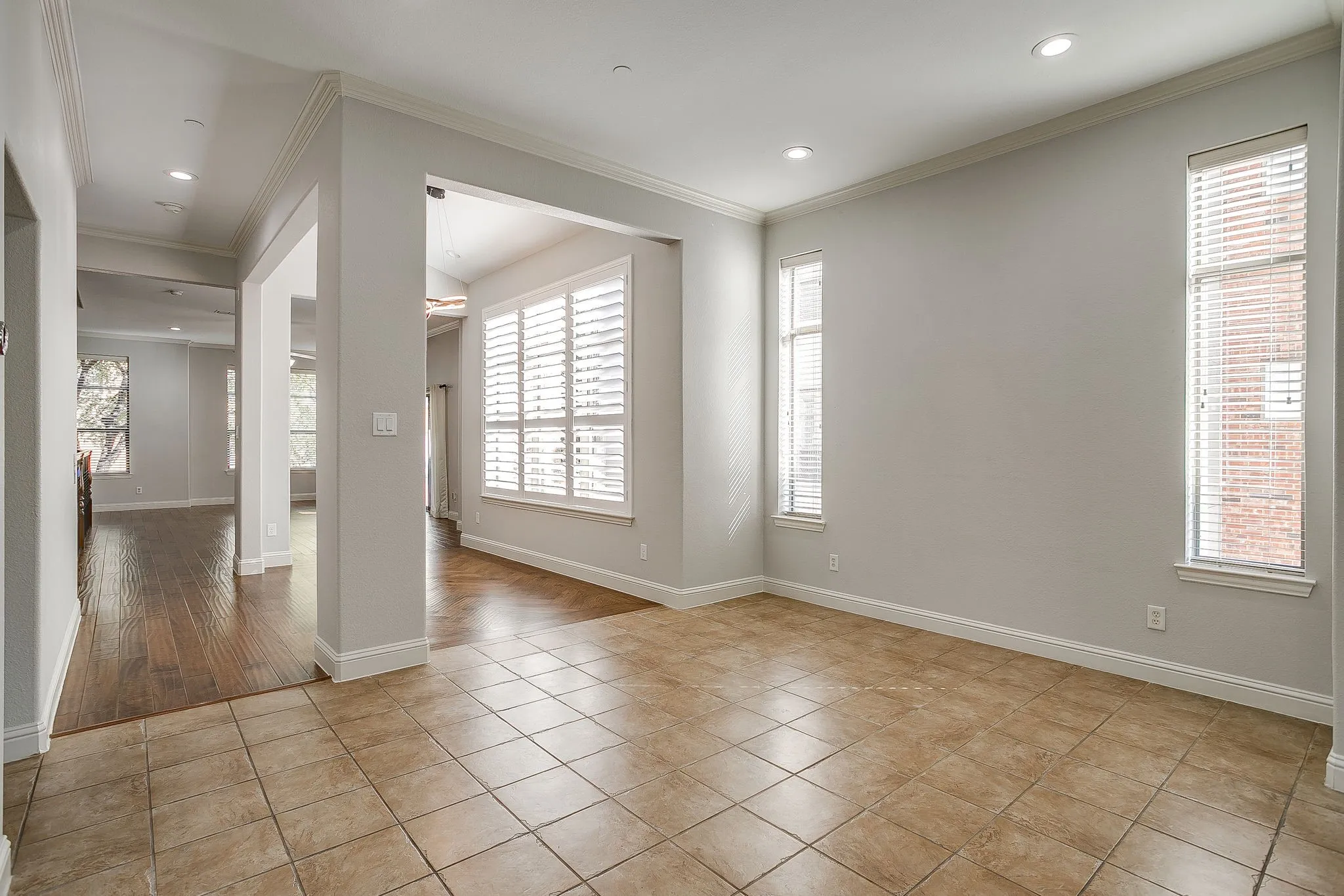 Townhouse For Rent in Tarrant County , 714 E 1st Street, Fort Worth, Texas 76102, 3 Bedroom, 4 Bathroom, 2 Garage spaces, 2,660 Sqft, built in 2005, mls#21395448, Real Estate Agent in Fort Worth, Homes For Rent in Tarrant county, Homes For Rent in Fort Worth, Realtor in Fort Worth Texas, Real Estate Brokerage Independent Realty Texas, Luminita Cordes Realtor