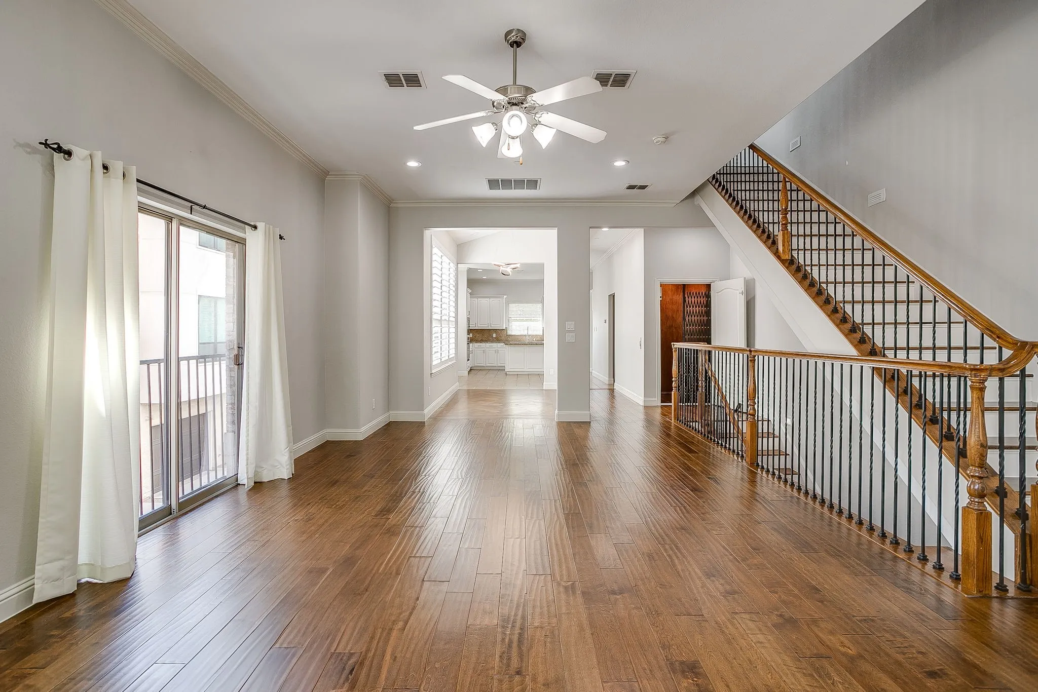 Townhouse For Rent in Tarrant County , 714 E 1st Street, Fort Worth, Texas 76102, 3 Bedroom, 4 Bathroom, 2 Garage spaces, 2,660 Sqft, built in 2005, mls#21395448, Real Estate Agent in Fort Worth, Homes For Rent in Tarrant county, Homes For Rent in Fort Worth, Realtor in Fort Worth Texas, Real Estate Brokerage Independent Realty Texas, Luminita Cordes Realtor