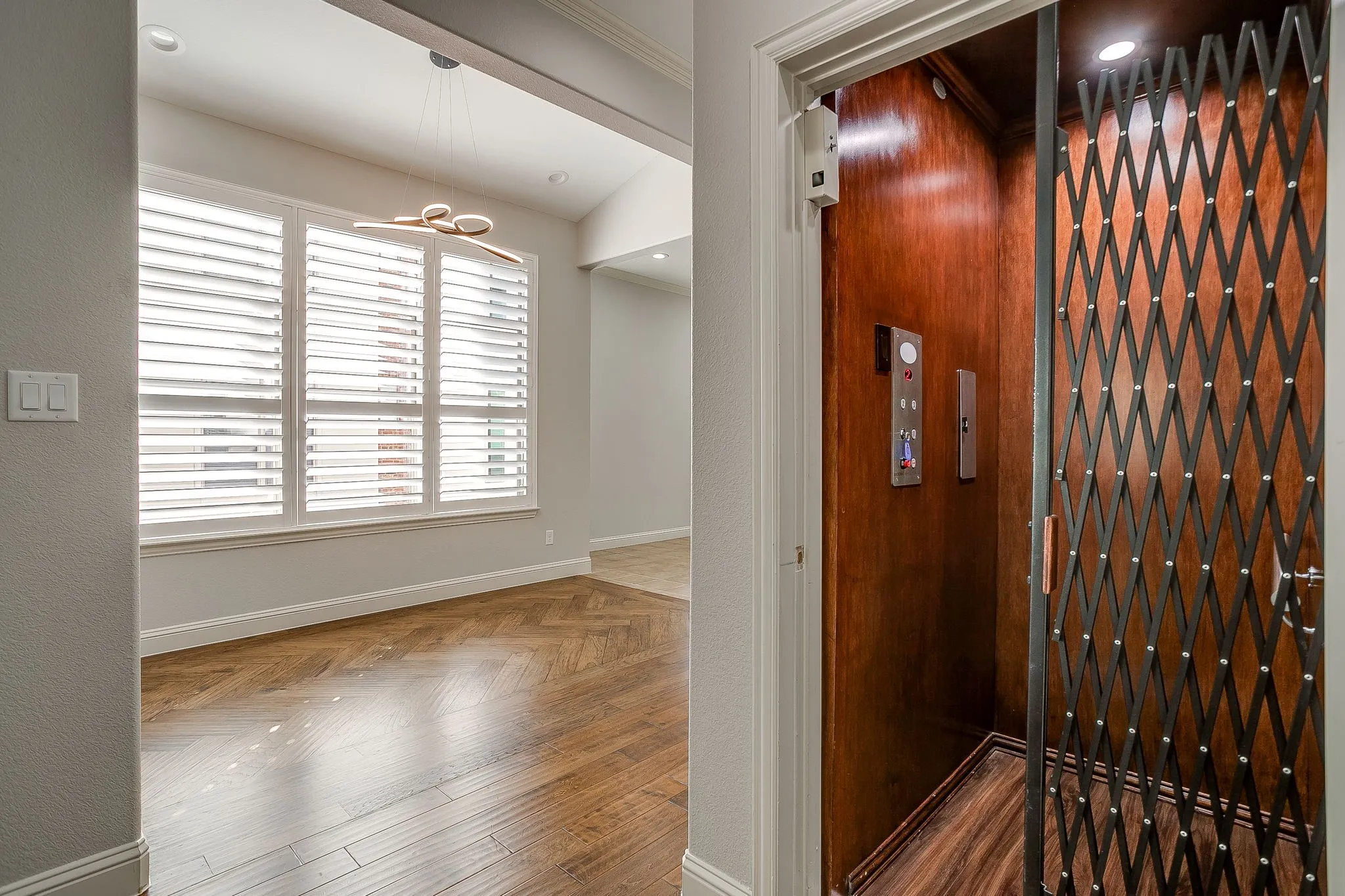 Townhouse For Rent in Tarrant County , 714 E 1st Street, Fort Worth, Texas 76102, 3 Bedroom, 4 Bathroom, 2 Garage spaces, 2,660 Sqft, built in 2005, mls#21395448, Real Estate Agent in Fort Worth, Homes For Rent in Tarrant county, Homes For Rent in Fort Worth, Realtor in Fort Worth Texas, Real Estate Brokerage Independent Realty Texas, Luminita Cordes Realtor