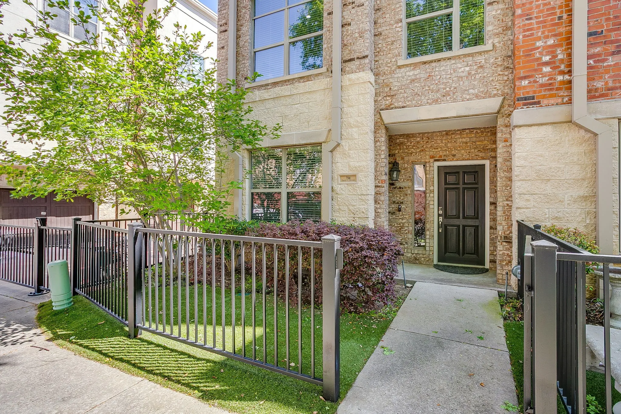 Townhouse For Rent in Tarrant County , 714 E 1st Street, Fort Worth, Texas 76102, 3 Bedroom, 4 Bathroom, 2 Garage spaces, 2,660 Sqft, built in 2005, mls#21395448, Real Estate Agent in Fort Worth, Homes For Rent in Tarrant county, Homes For Rent in Fort Worth, Realtor in Fort Worth Texas, Real Estate Brokerage Independent Realty Texas, Luminita Cordes Realtor