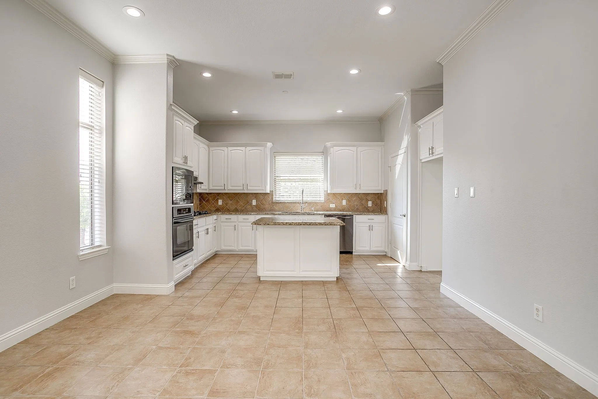 Townhouse For Rent in Tarrant County , 714 E 1st Street, Fort Worth, Texas 76102, 3 Bedroom, 4 Bathroom, 2 Garage spaces, 2,660 Sqft, built in 2005, mls#21395448, Real Estate Agent in Fort Worth, Homes For Rent in Tarrant county, Homes For Rent in Fort Worth, Realtor in Fort Worth Texas, Real Estate Brokerage Independent Realty Texas, Luminita Cordes Realtor