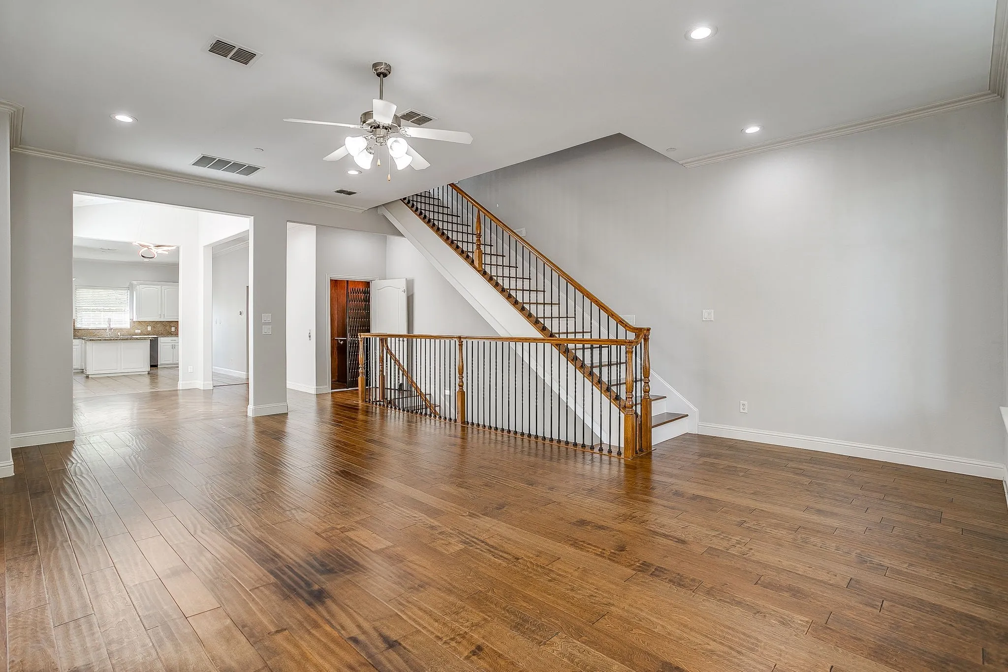 Townhouse For Rent in Tarrant County , 714 E 1st Street, Fort Worth, Texas 76102, 3 Bedroom, 4 Bathroom, 2 Garage spaces, 2,660 Sqft, built in 2005, mls#21395448, Real Estate Agent in Fort Worth, Homes For Rent in Tarrant county, Homes For Rent in Fort Worth, Realtor in Fort Worth Texas, Real Estate Brokerage Independent Realty Texas, Luminita Cordes Realtor