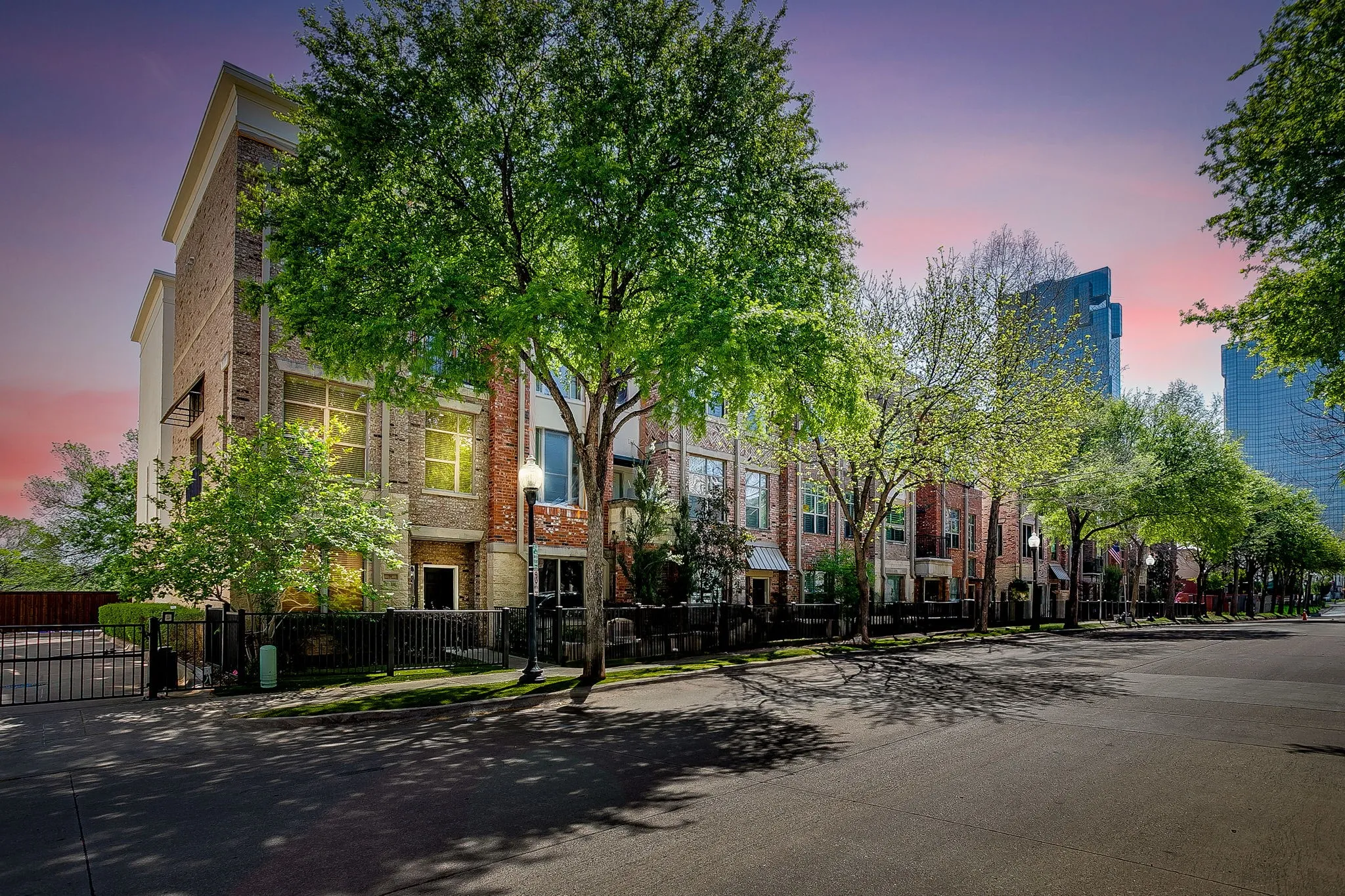 Townhouse For Rent in Tarrant County , 714 E 1st Street, Fort Worth, Texas 76102, 3 Bedroom, 4 Bathroom, 2 Garage spaces, 2,660 Sqft, built in 2005, mls#21395448, Real Estate Agent in Fort Worth, Homes For Rent in Tarrant county, Homes For Rent in Fort Worth, Realtor in Fort Worth Texas, Real Estate Brokerage Independent Realty Texas, Luminita Cordes Realtor