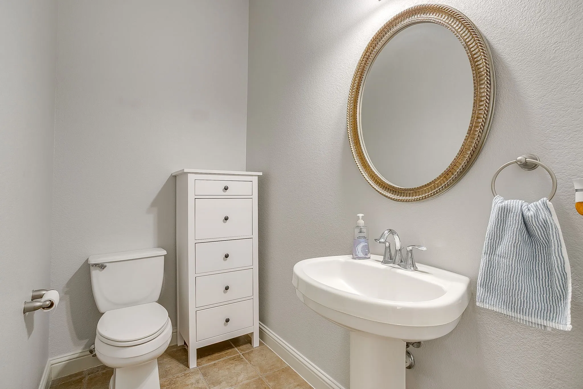 Townhouse For Rent in Tarrant County , 714 E 1st Street, Fort Worth, Texas 76102, 3 Bedroom, 4 Bathroom, 2 Garage spaces, 2,660 Sqft, built in 2005, mls#21395448, Real Estate Agent in Fort Worth, Homes For Rent in Tarrant county, Homes For Rent in Fort Worth, Realtor in Fort Worth Texas, Real Estate Brokerage Independent Realty Texas, Luminita Cordes Realtor