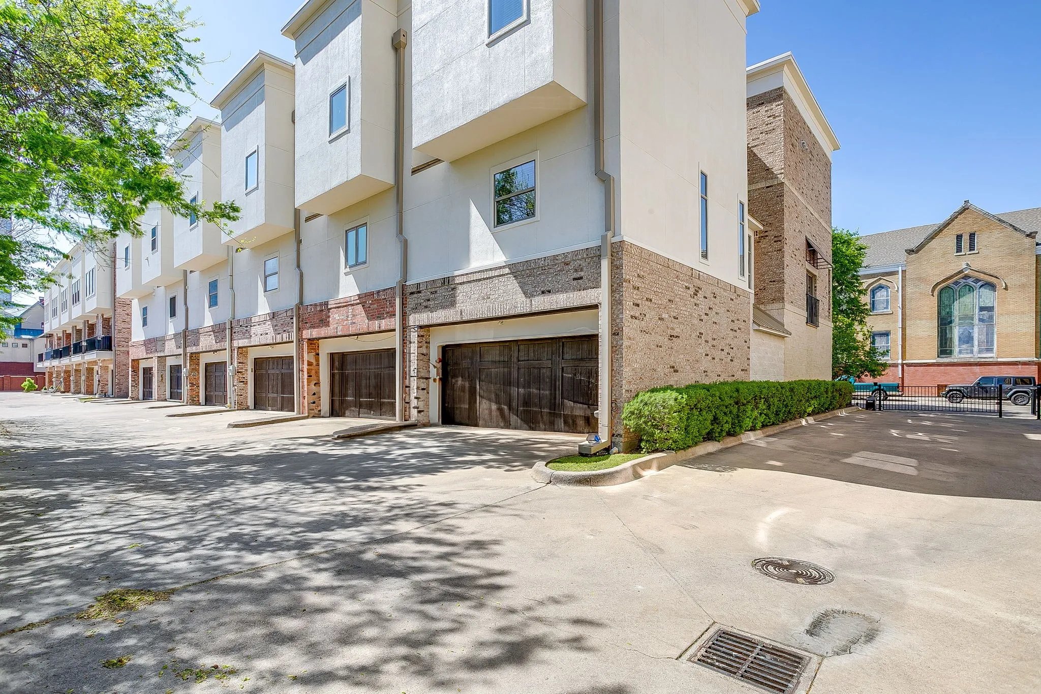 Townhouse For Rent in Tarrant County , 714 E 1st Street, Fort Worth, Texas 76102, 3 Bedroom, 4 Bathroom, 2 Garage spaces, 2,660 Sqft, built in 2005, mls#21395448, Real Estate Agent in Fort Worth, Homes For Rent in Tarrant county, Homes For Rent in Fort Worth, Realtor in Fort Worth Texas, Real Estate Brokerage Independent Realty Texas, Luminita Cordes Realtor