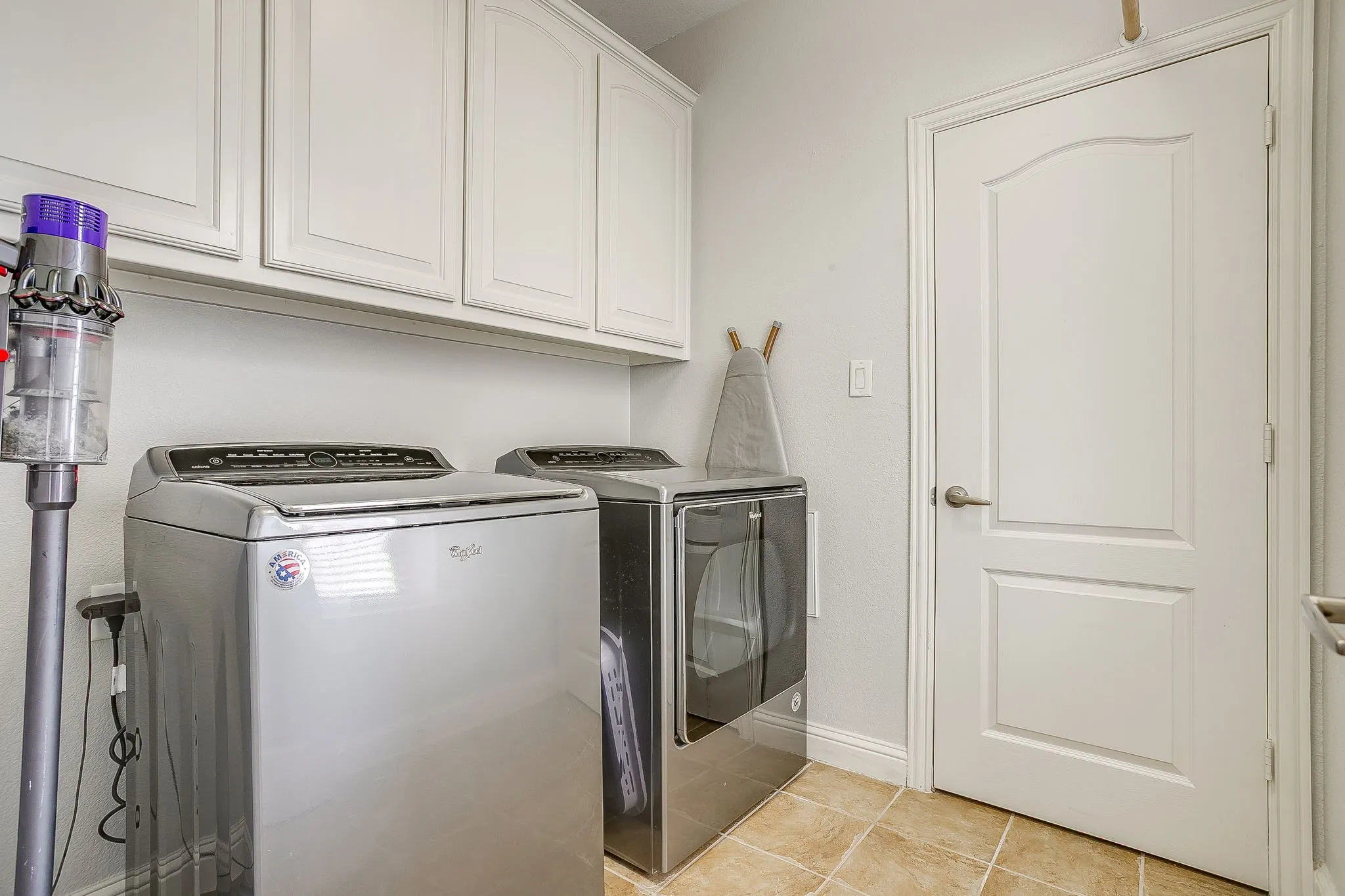 Townhouse For Rent in Tarrant County , 714 E 1st Street, Fort Worth, Texas 76102, 3 Bedroom, 4 Bathroom, 2 Garage spaces, 2,660 Sqft, built in 2005, mls#21395448, Real Estate Agent in Fort Worth, Homes For Rent in Tarrant county, Homes For Rent in Fort Worth, Realtor in Fort Worth Texas, Real Estate Brokerage Independent Realty Texas, Luminita Cordes Realtor