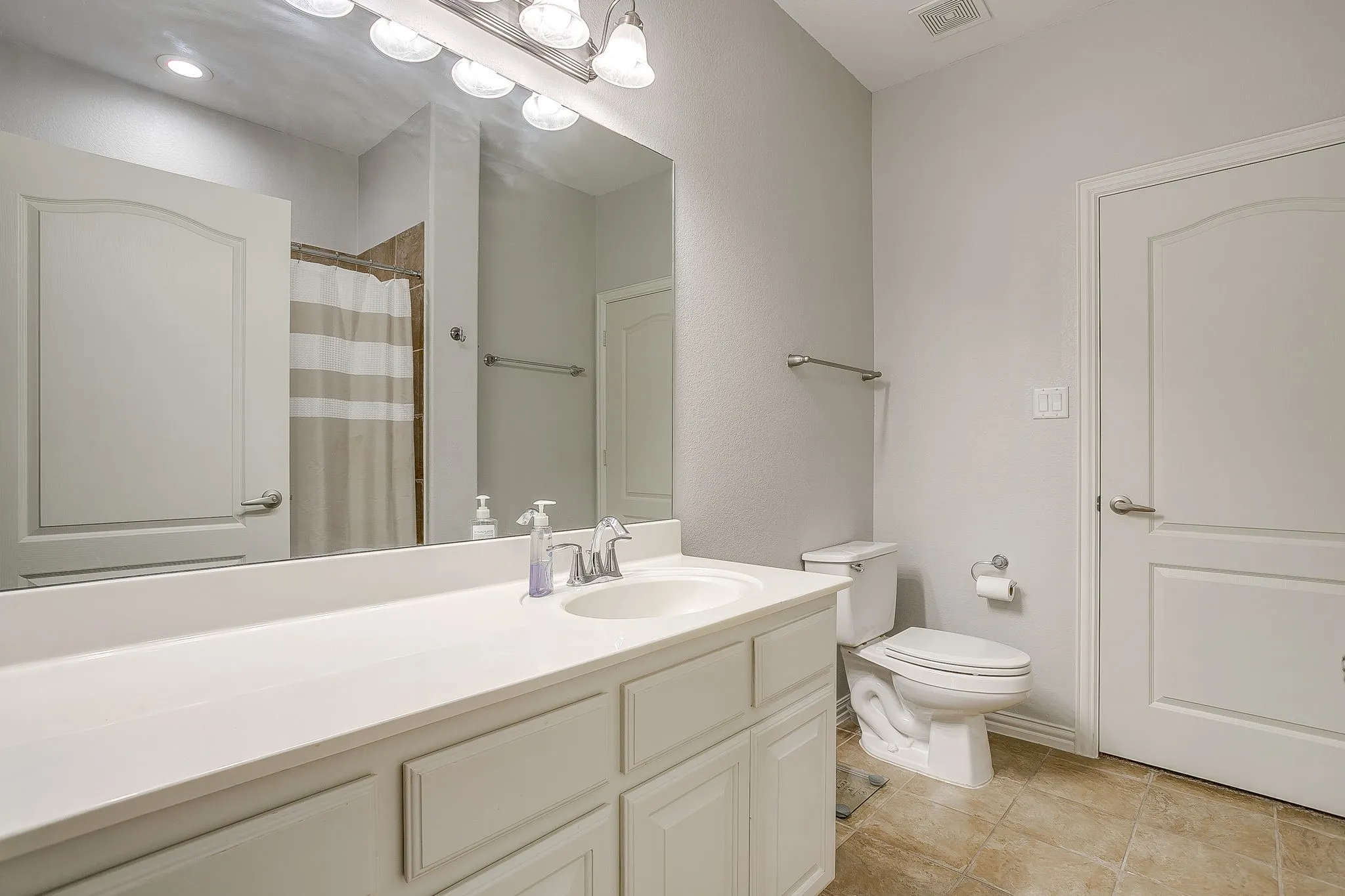 Townhouse For Rent in Tarrant County , 714 E 1st Street, Fort Worth, Texas 76102, 3 Bedroom, 4 Bathroom, 2 Garage spaces, 2,660 Sqft, built in 2005, mls#21395448, Real Estate Agent in Fort Worth, Homes For Rent in Tarrant county, Homes For Rent in Fort Worth, Realtor in Fort Worth Texas, Real Estate Brokerage Independent Realty Texas, Luminita Cordes Realtor