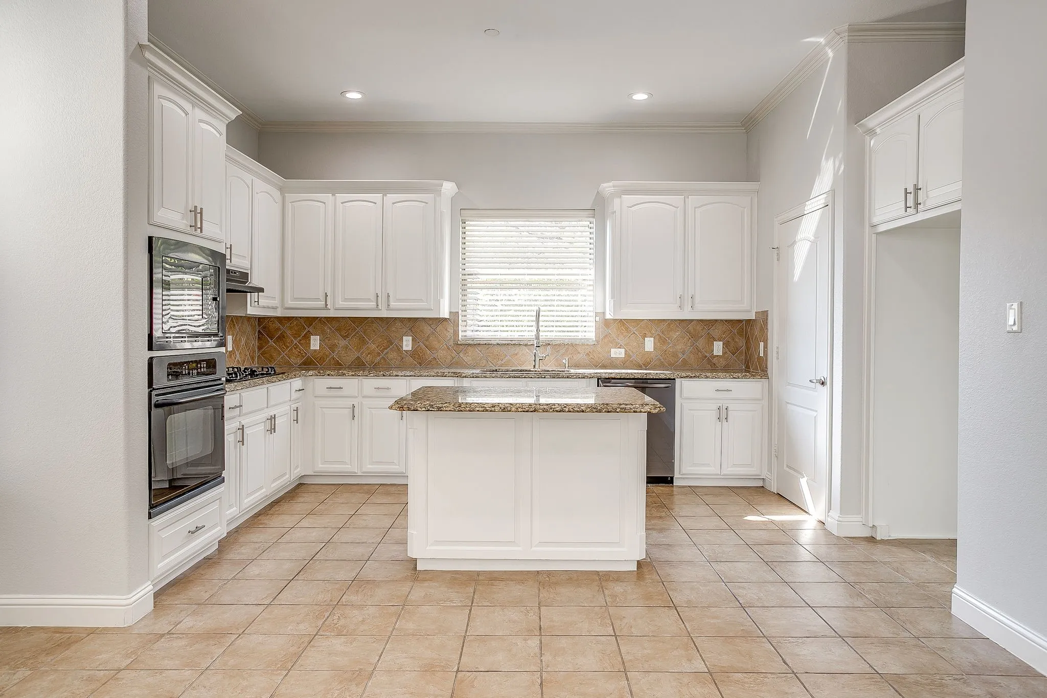 Townhouse For Rent in Tarrant County , 714 E 1st Street, Fort Worth, Texas 76102, 3 Bedroom, 4 Bathroom, 2 Garage spaces, 2,660 Sqft, built in 2005, mls#21395448, Real Estate Agent in Fort Worth, Homes For Rent in Tarrant county, Homes For Rent in Fort Worth, Realtor in Fort Worth Texas, Real Estate Brokerage Independent Realty Texas, Luminita Cordes Realtor