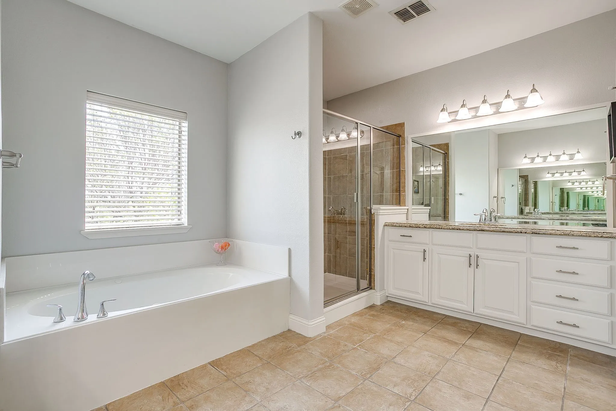 Townhouse For Rent in Tarrant County , 714 E 1st Street, Fort Worth, Texas 76102, 3 Bedroom, 4 Bathroom, 2 Garage spaces, 2,660 Sqft, built in 2005, mls#21395448, Real Estate Agent in Fort Worth, Homes For Rent in Tarrant county, Homes For Rent in Fort Worth, Realtor in Fort Worth Texas, Real Estate Brokerage Independent Realty Texas, Luminita Cordes Realtor