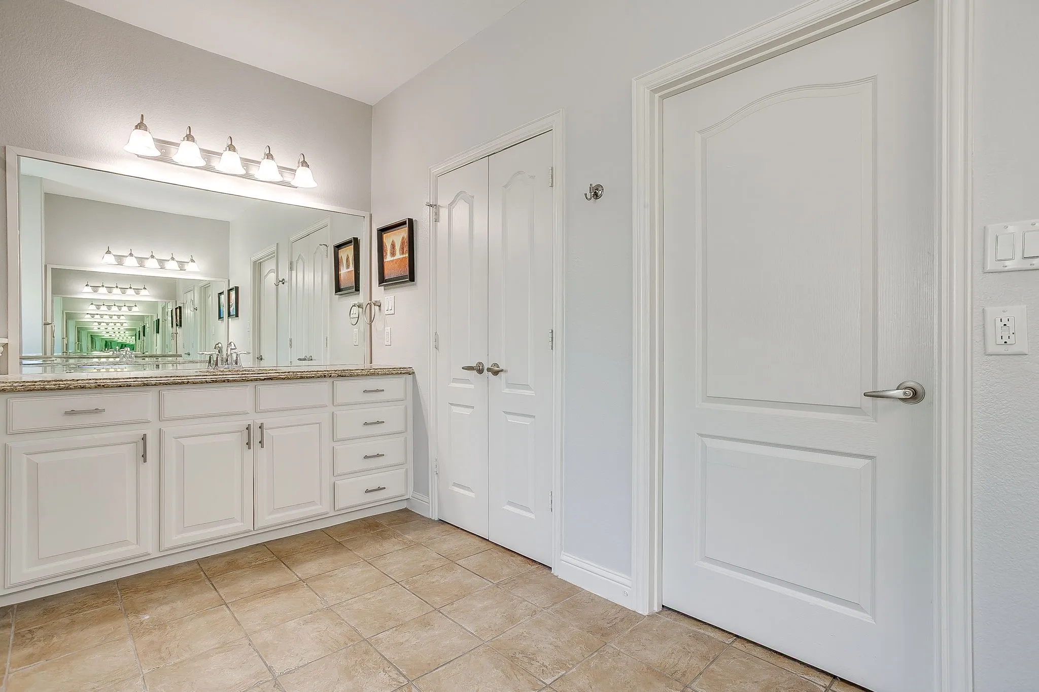 Townhouse For Rent in Tarrant County , 714 E 1st Street, Fort Worth, Texas 76102, 3 Bedroom, 4 Bathroom, 2 Garage spaces, 2,660 Sqft, built in 2005, mls#21395448, Real Estate Agent in Fort Worth, Homes For Rent in Tarrant county, Homes For Rent in Fort Worth, Realtor in Fort Worth Texas, Real Estate Brokerage Independent Realty Texas, Luminita Cordes Realtor