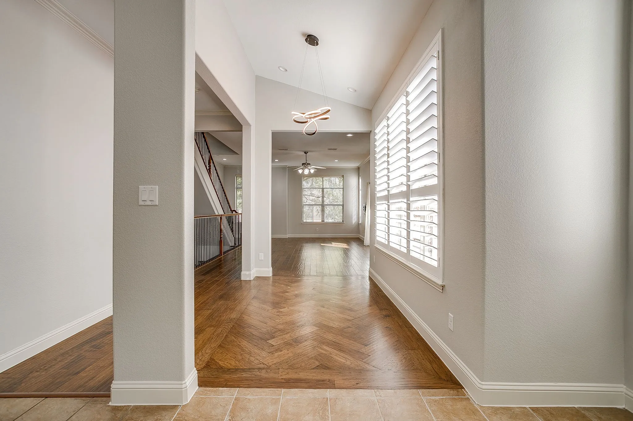 Townhouse For Rent in Tarrant County , 714 E 1st Street, Fort Worth, Texas 76102, 3 Bedroom, 4 Bathroom, 2 Garage spaces, 2,660 Sqft, built in 2005, mls#21395448, Real Estate Agent in Fort Worth, Homes For Rent in Tarrant county, Homes For Rent in Fort Worth, Realtor in Fort Worth Texas, Real Estate Brokerage Independent Realty Texas, Luminita Cordes Realtor