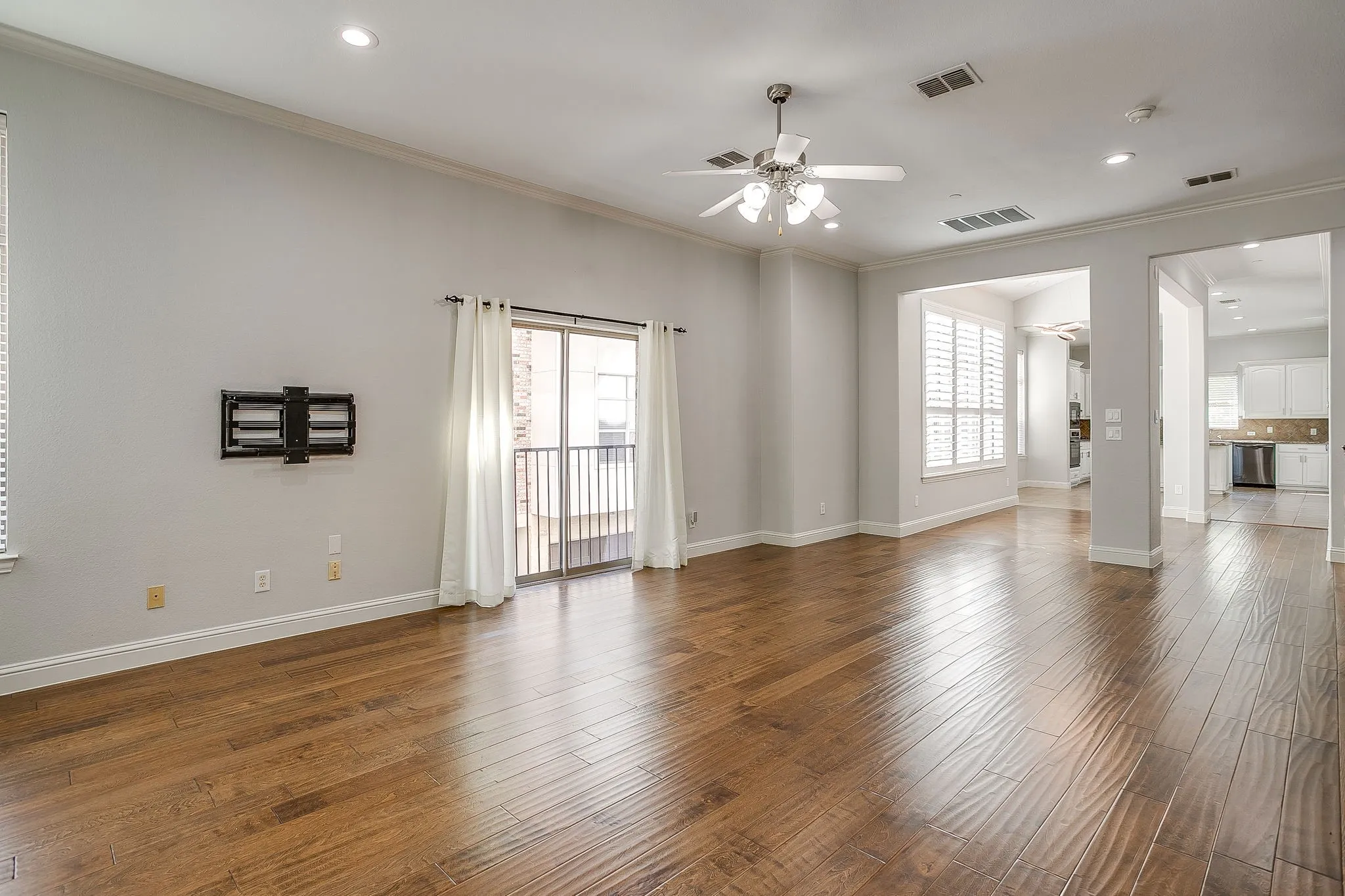 Townhouse For Rent in Tarrant County , 714 E 1st Street, Fort Worth, Texas 76102, 3 Bedroom, 4 Bathroom, 2 Garage spaces, 2,660 Sqft, built in 2005, mls#21395448, Real Estate Agent in Fort Worth, Homes For Rent in Tarrant county, Homes For Rent in Fort Worth, Realtor in Fort Worth Texas, Real Estate Brokerage Independent Realty Texas, Luminita Cordes Realtor